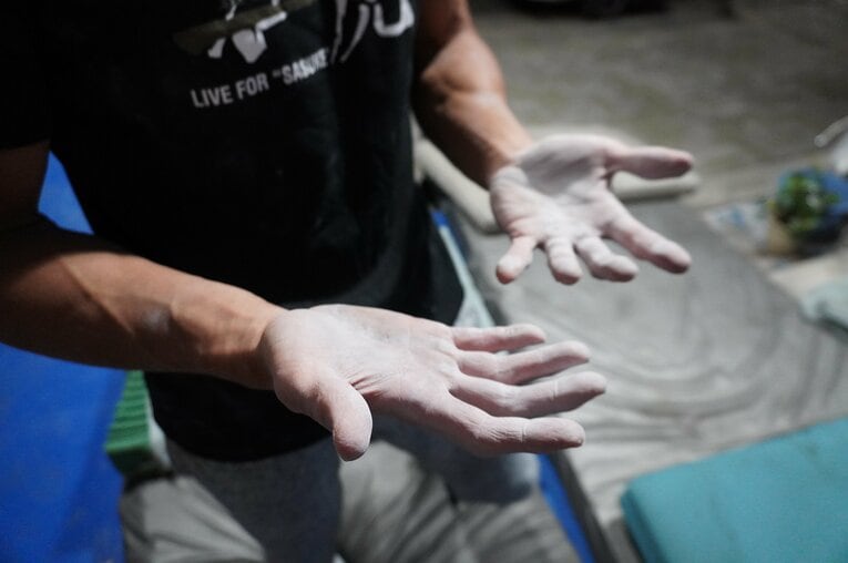 現在“ミスターSASUKE”こと山田勝己が率いる「黒虎」のエースである山本良幸。クリフハンガーの数cmの突起を掴むため、関節周りにも筋肉が…　©NumberWeb