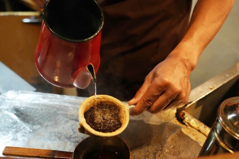 赤いポットからお湯が加減しながら注がれる　©Essei Hara