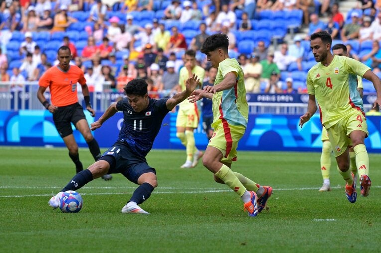 藤田からのパスを細谷が受けた「相手背負ってるのにオフサイド」の一部始終（全20枚中の5枚目）©Koki Nagahama/JMPA