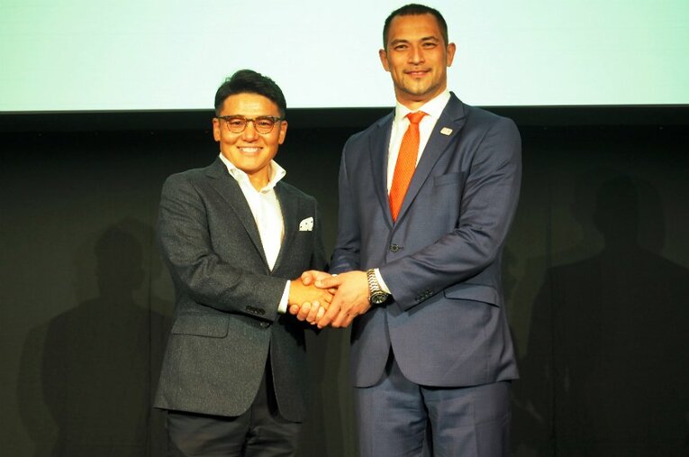 全米ゴルフ協会主催のシンポジウムで室伏広治と対談した丸山茂樹。シニアツアーでの復帰に向けて悪戦苦闘の日々を送っている。 ／ photograph by Keigo Amemiya/Number