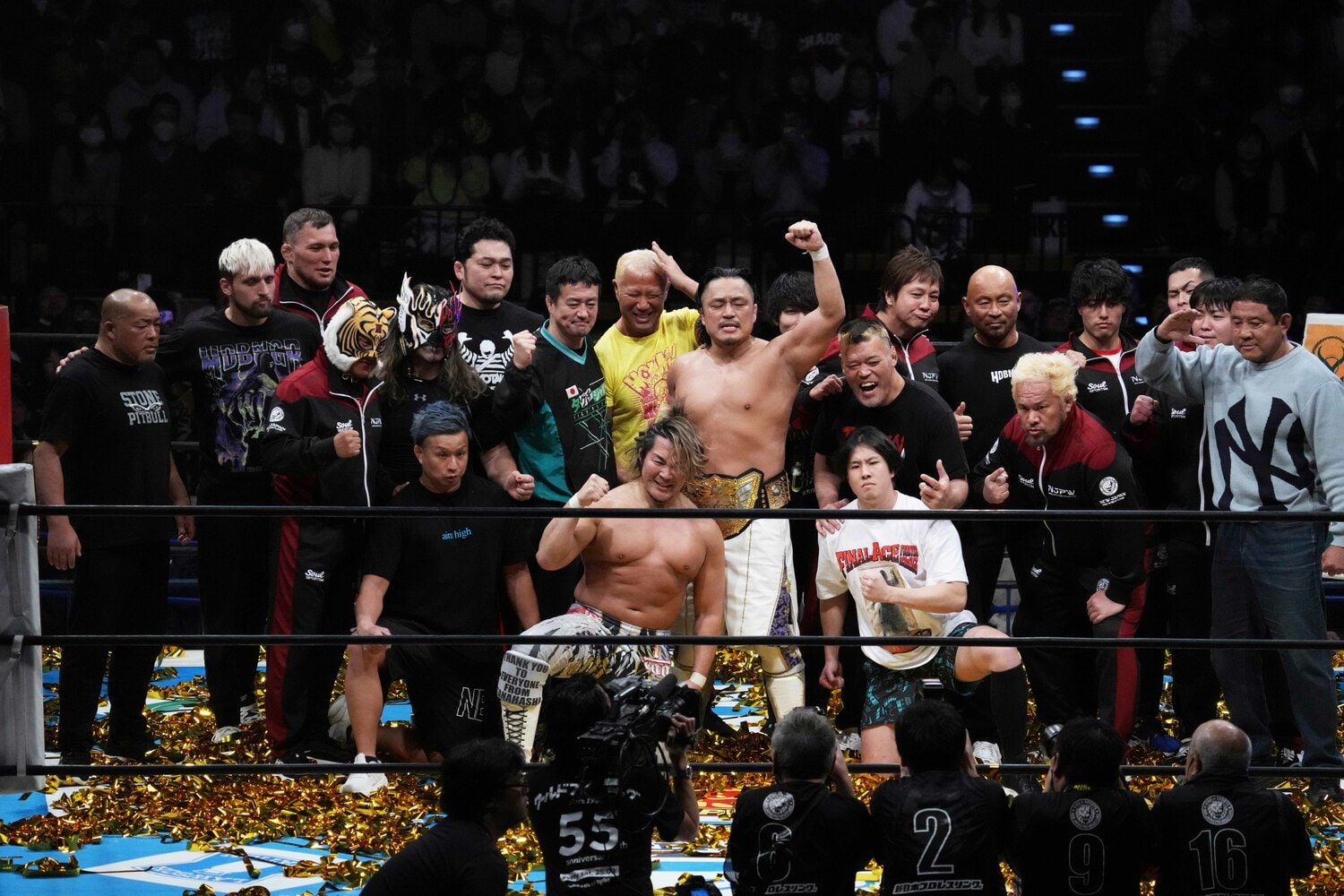 新日本本隊、CHAOSと共に記念写真に納まる棚橋弘至と後藤洋央紀　©Essei Hara