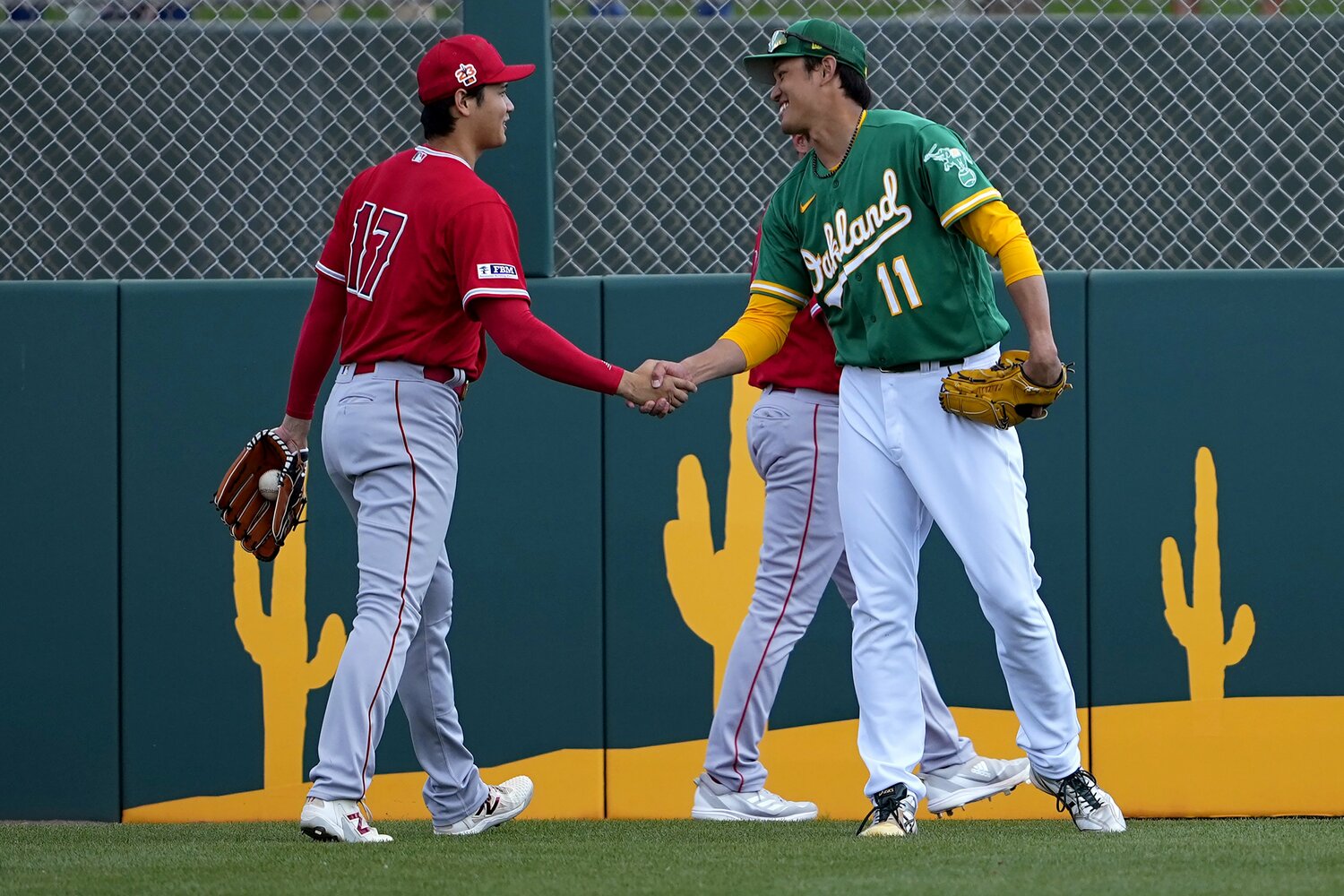 2月28日のオープン戦で同学年の大谷（左）と再会した藤浪。14年オールスターで投げ合って以来、9年ぶりの同時先発だった　©︎AFLO