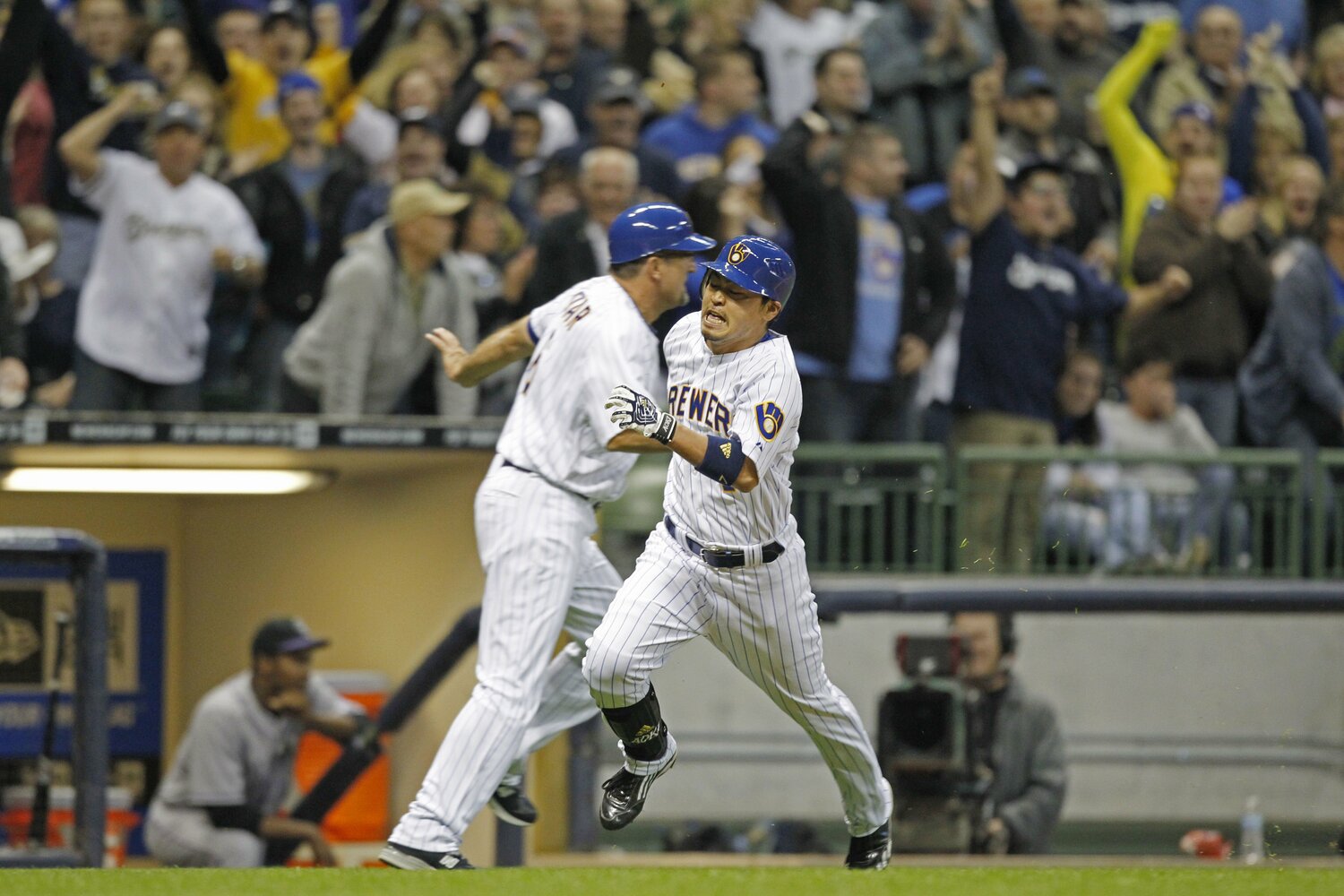 2012年ブルワーズ時代の青木。ロッキーズ戦で激走を見せる　©︎Getty Images