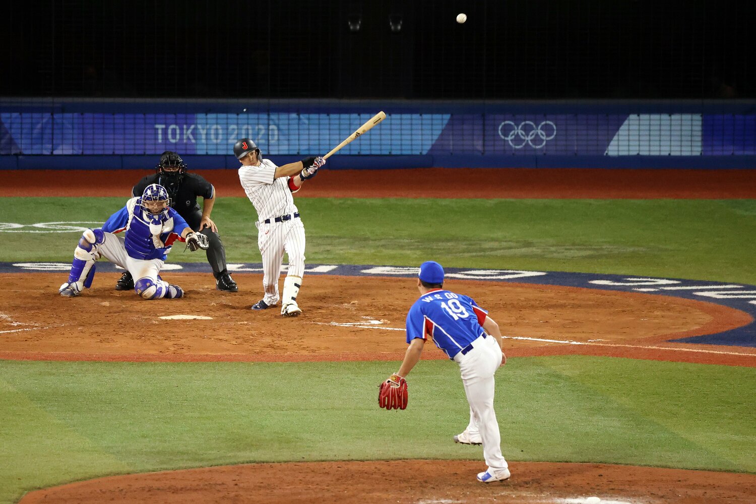 東京五輪準決勝の韓国戦、同点の8回に決勝タイムリーを放つ山田哲人　©Getty Images