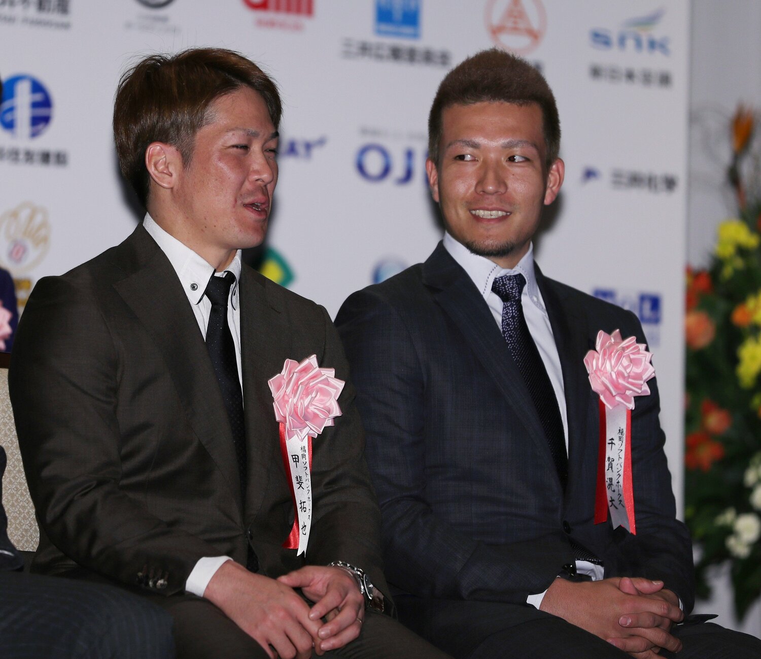 甲斐拓也(左)と千賀は2010年育成ドラフトの同期。写真は2019年ゴールデングラブ賞の授賞式で ©JIJI PRESS