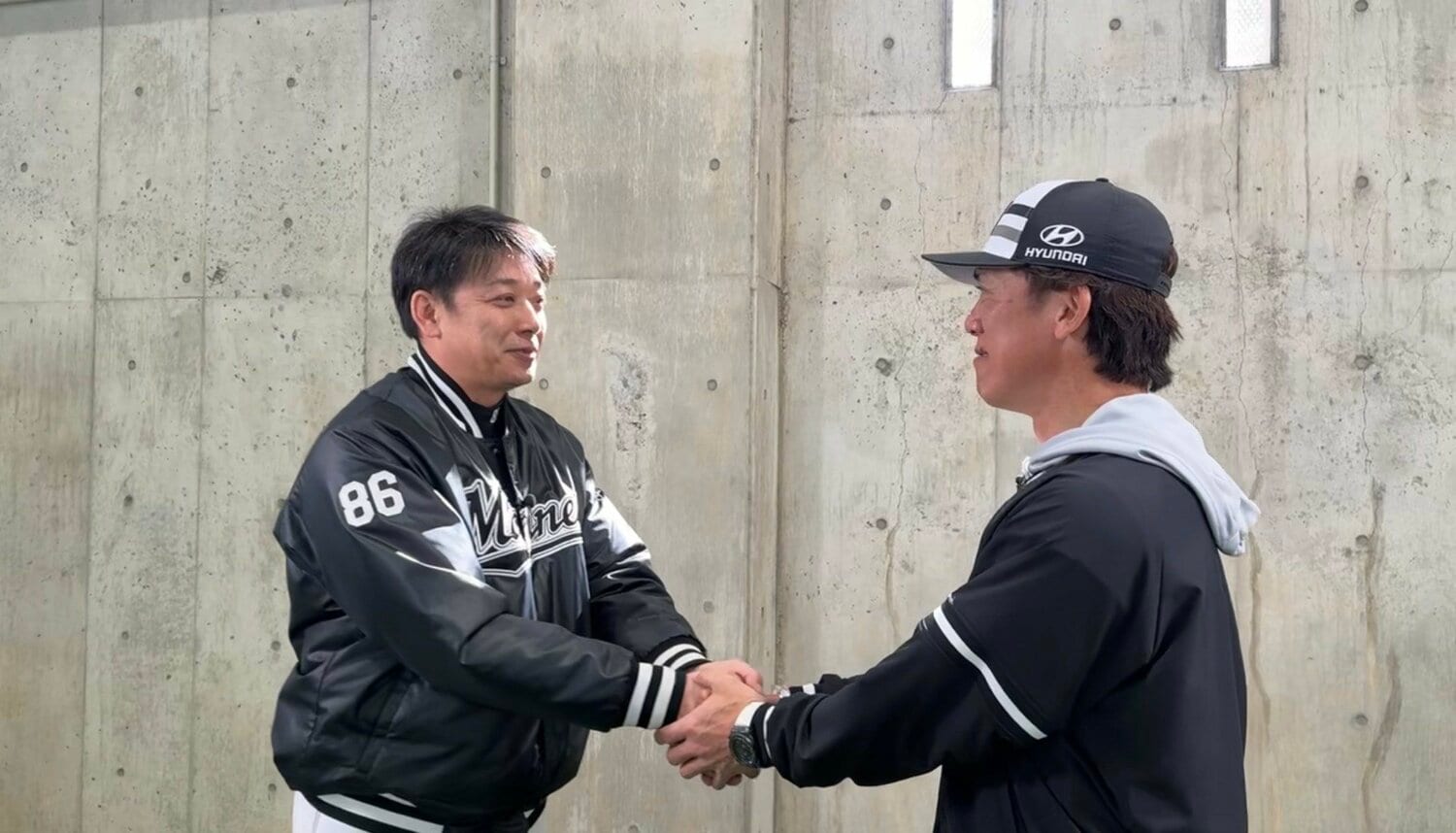 握手を交わすサブロー監督と松井氏　©Chiba Lotte Marines