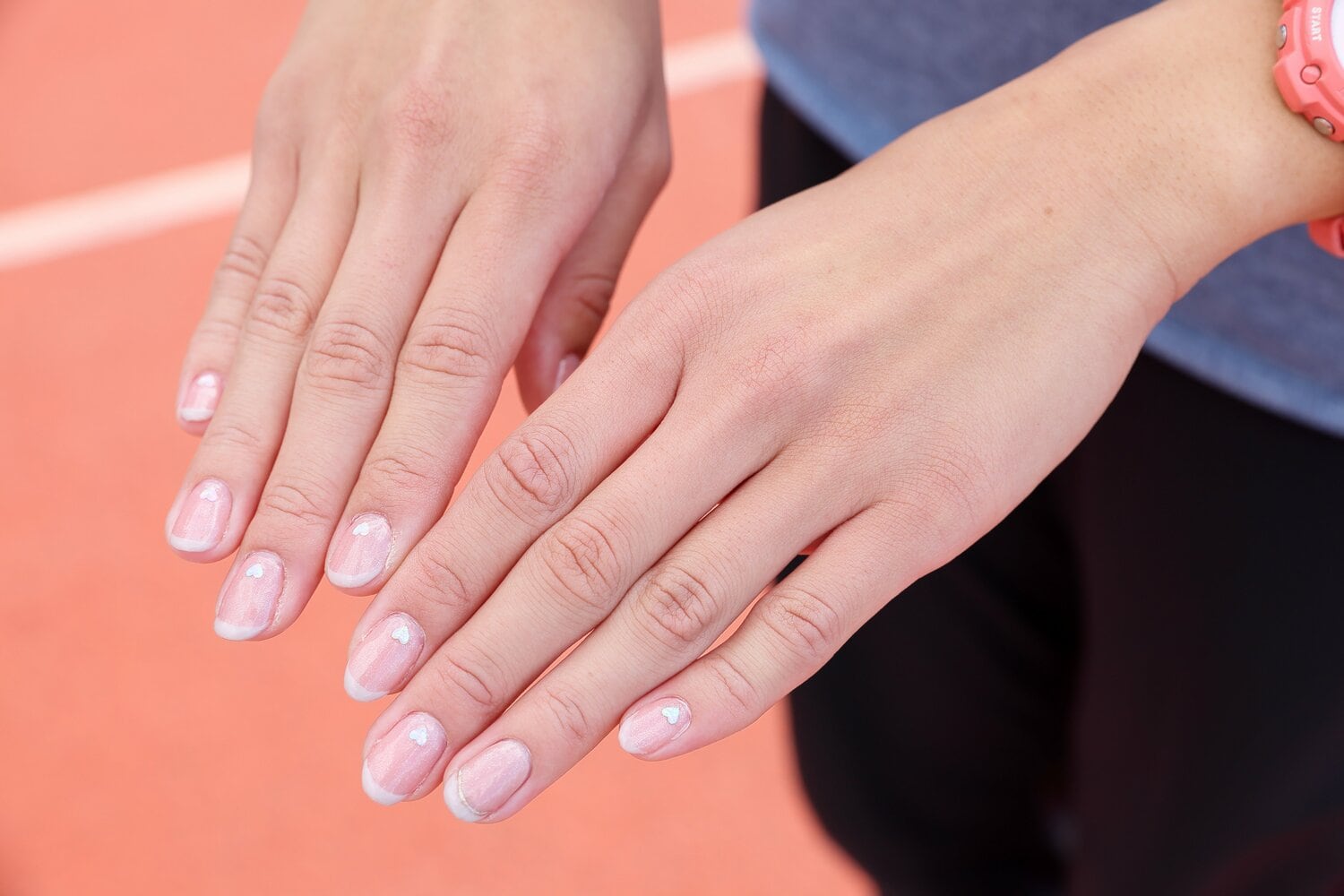 撮影の日には可愛らしいハートマークのネイルを披露してくれた　©Shigeki Yamamoto