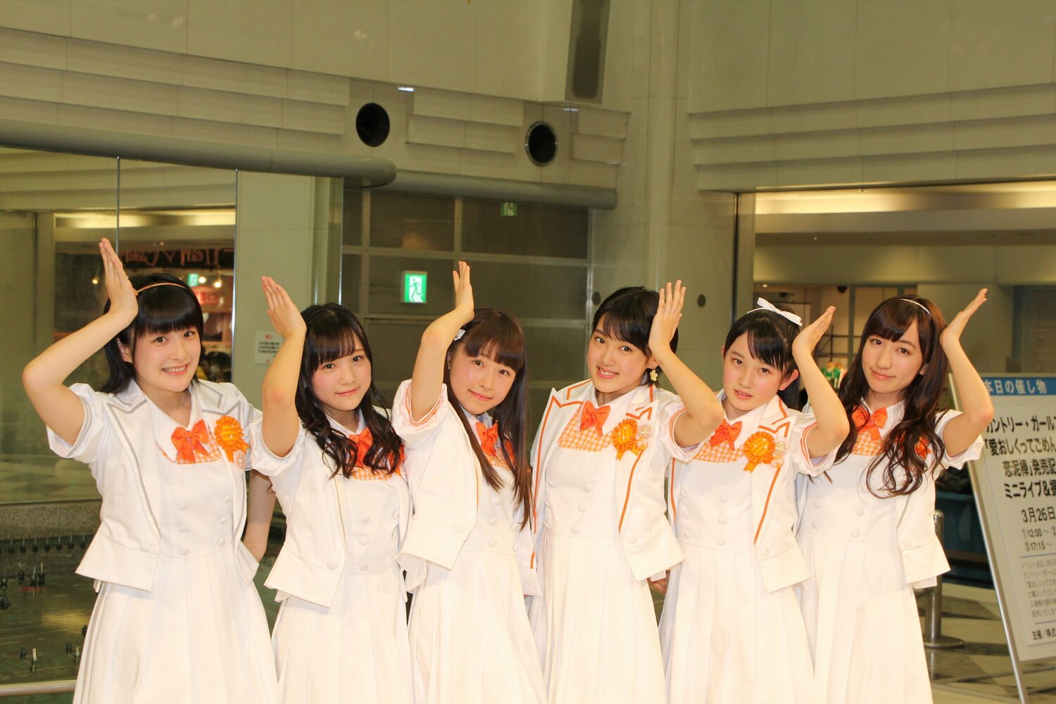 2015年３月、アイドルグループ「カントリー・ガールズ」のメジャーデビュー曲の発売記念イベントでの1枚。小関さんの長女・舞さんは右から３人め（左から嗣永桃子、稲場愛香、島村嬉唄、小関舞、森戸知沙希、山木梨沙）　©SANKEI SHIMBUN