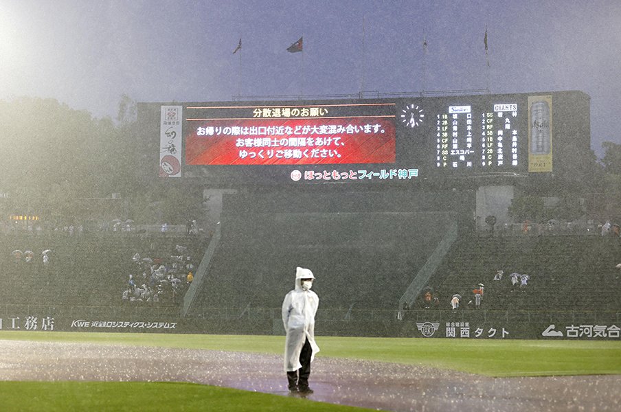 週刊セパ好成績＆珍記録まとめ。笑顔のギータと堂林、雨に泣く巨人。＜Number Web＞ photograph by Kyodo News