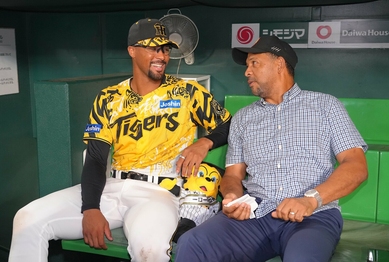 来日した父・ジョンさんとベンチで話すデュプランティエ　©SANKEI SHIMBUN