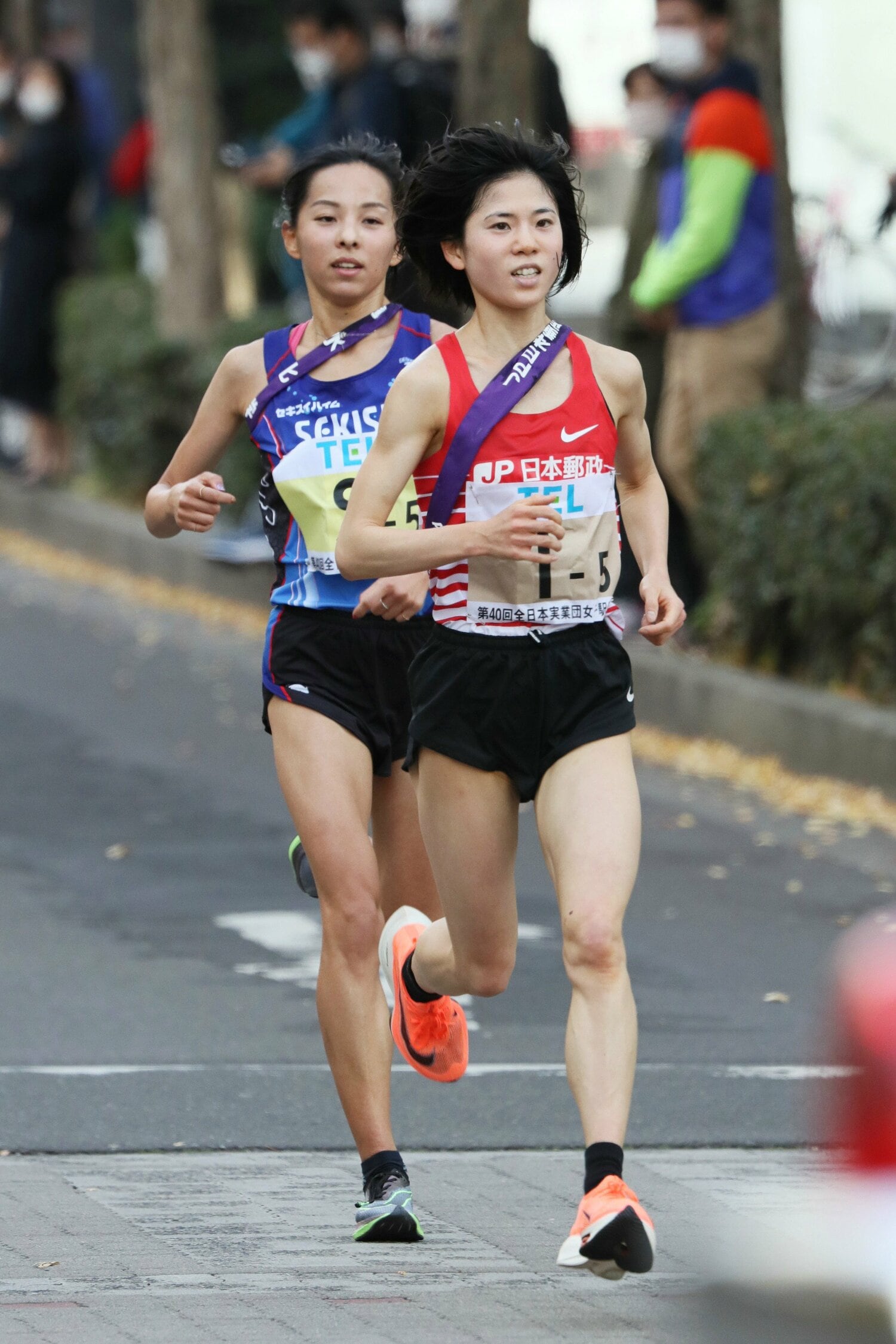 2020年クイーンズ駅伝で鈴木に追い抜かれた森。出場22チーム中　©JIJI PRESS