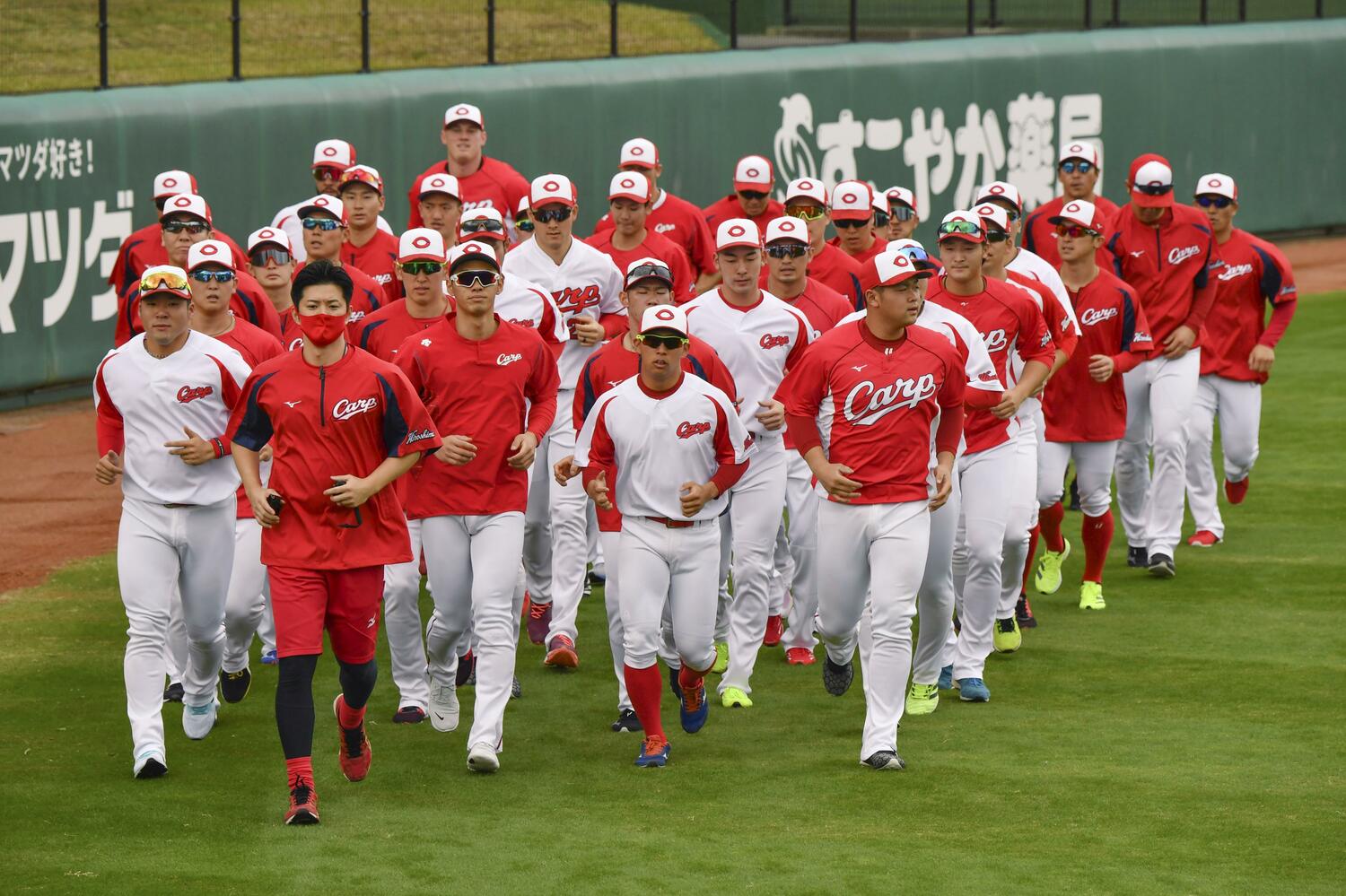 ランニングする広島ナイン　©KYODO