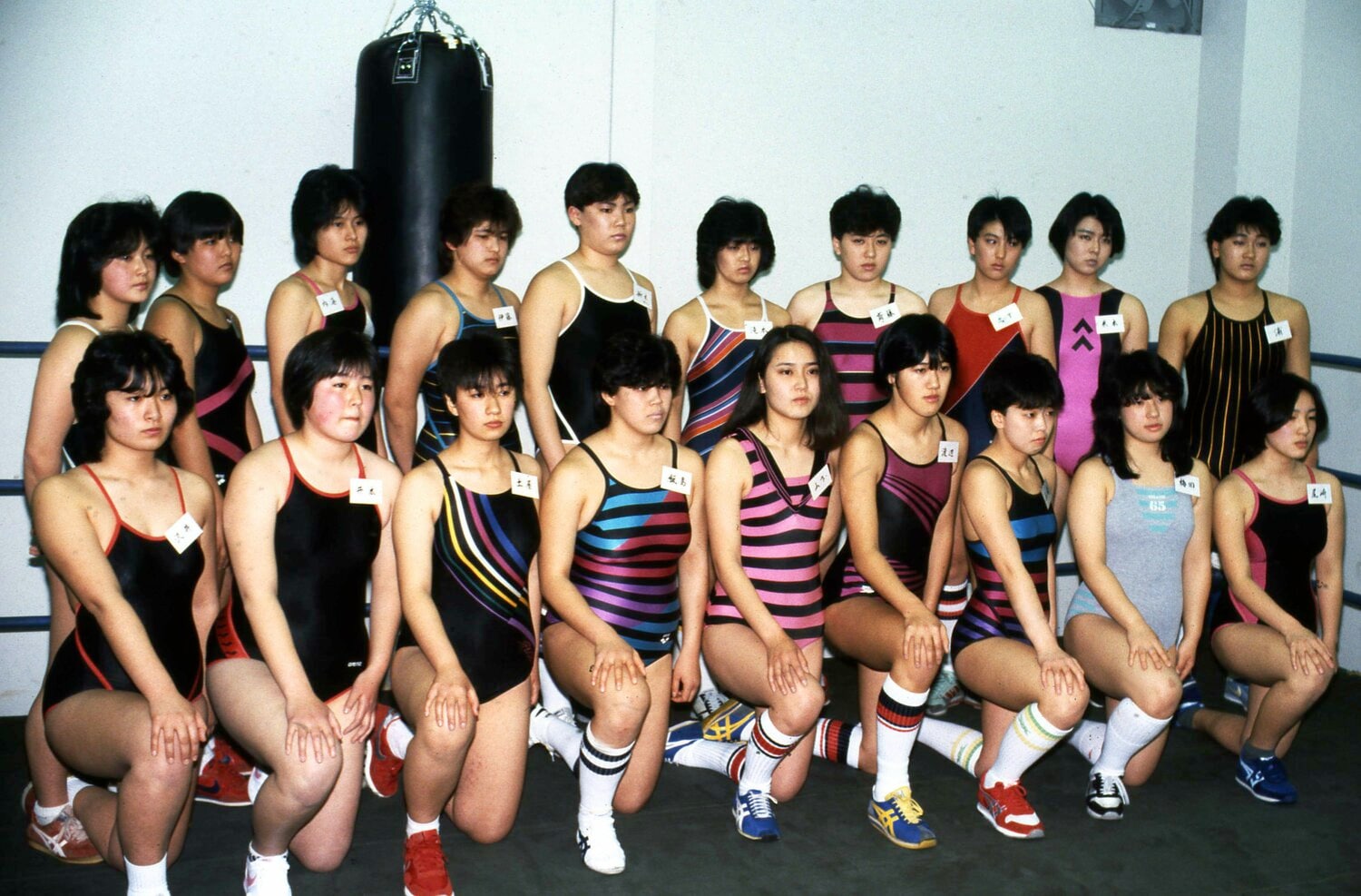 ジャパン女子プロレスのオーディション合格発表の日。後列左から5人目が関西。右となり2人目が故・ハーレー斉藤　©東京スポーツ新聞社