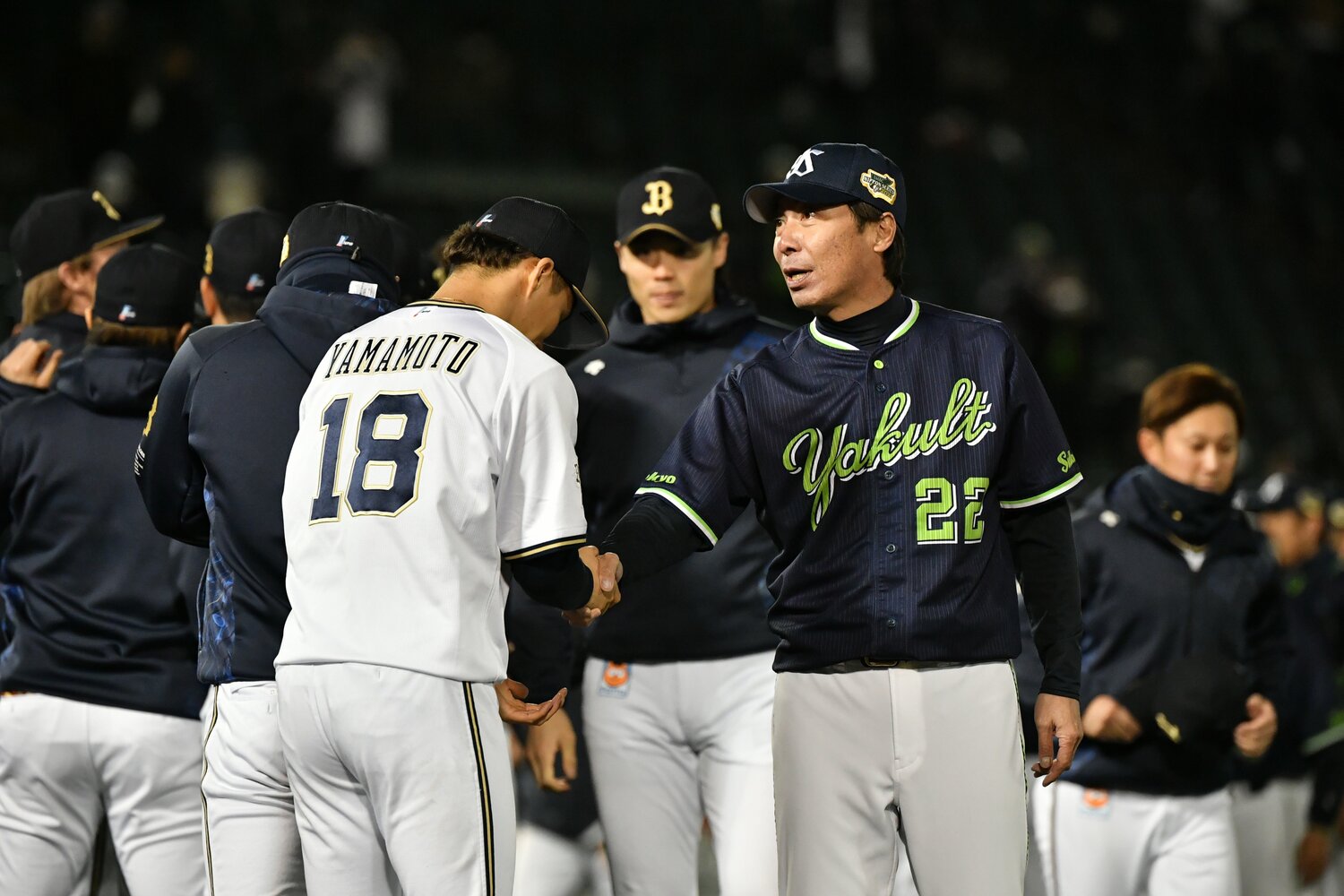 試合後、オリックスのエース山本由伸と握手を交わしたヤクルト高津監督　©︎Hideki Sugiyama
