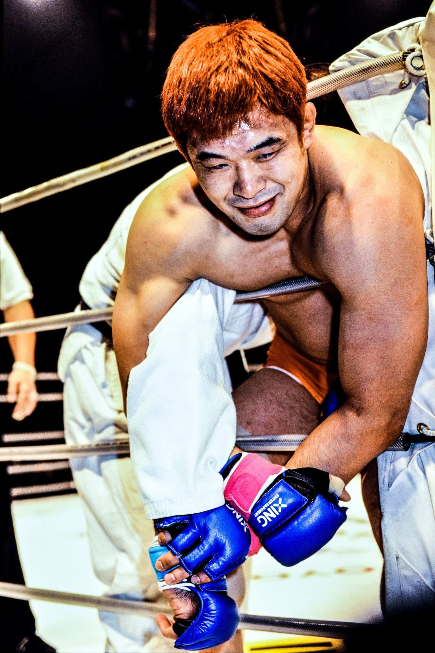 桜庭和志がロープ際でアームロックを狙いながら微笑んだ　©Susumu Nagao