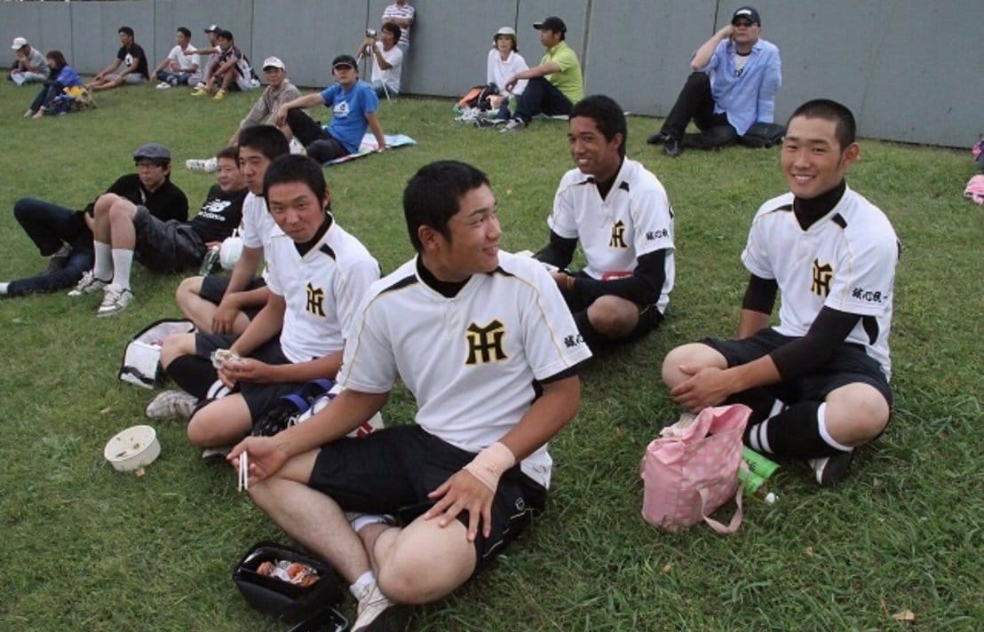 横浜隼人ナインと昼食中の宗（右から2番目） ©Yuki Kashimoto