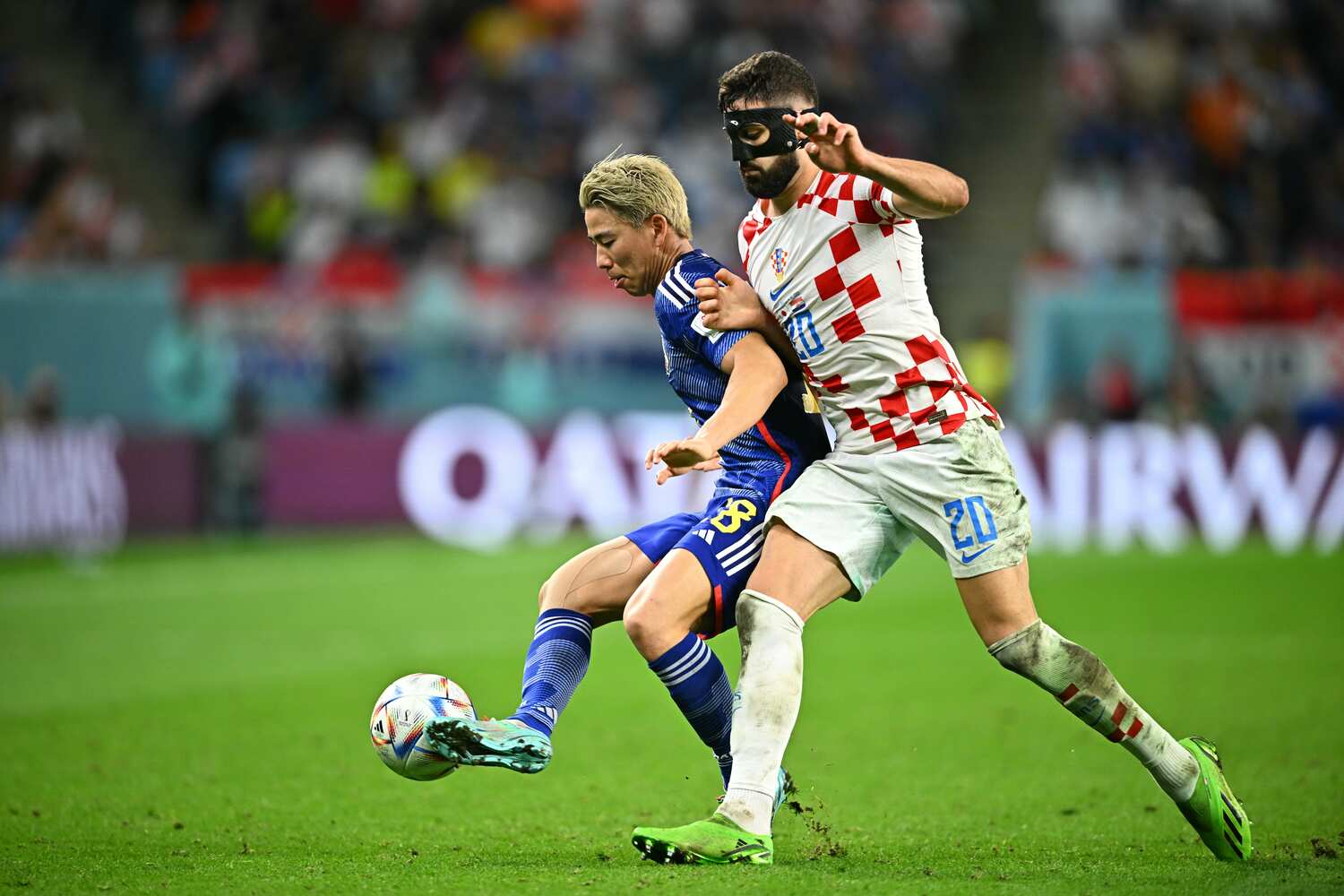 グバルディオル（右）など屈強な体躯を生かしたクロアチアの守りの前に、日本は活路を見いだせなかった　©Takauya Kaneko/JMPA