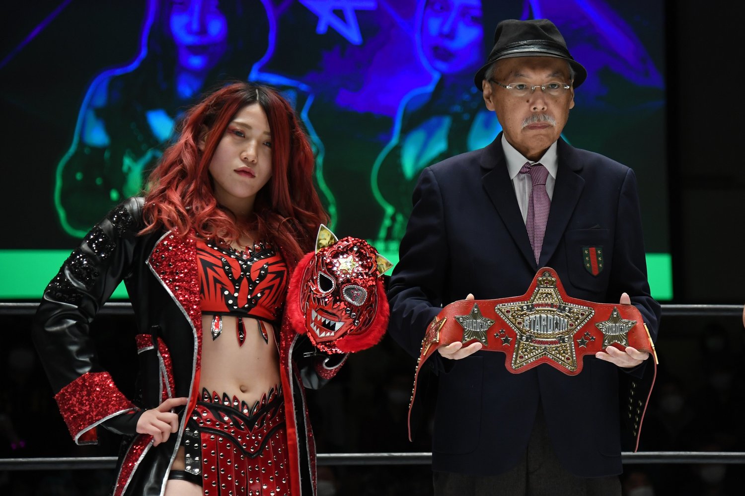 赤いベルトのチャンピオン林下詩美とロッシ―小川さん（右)