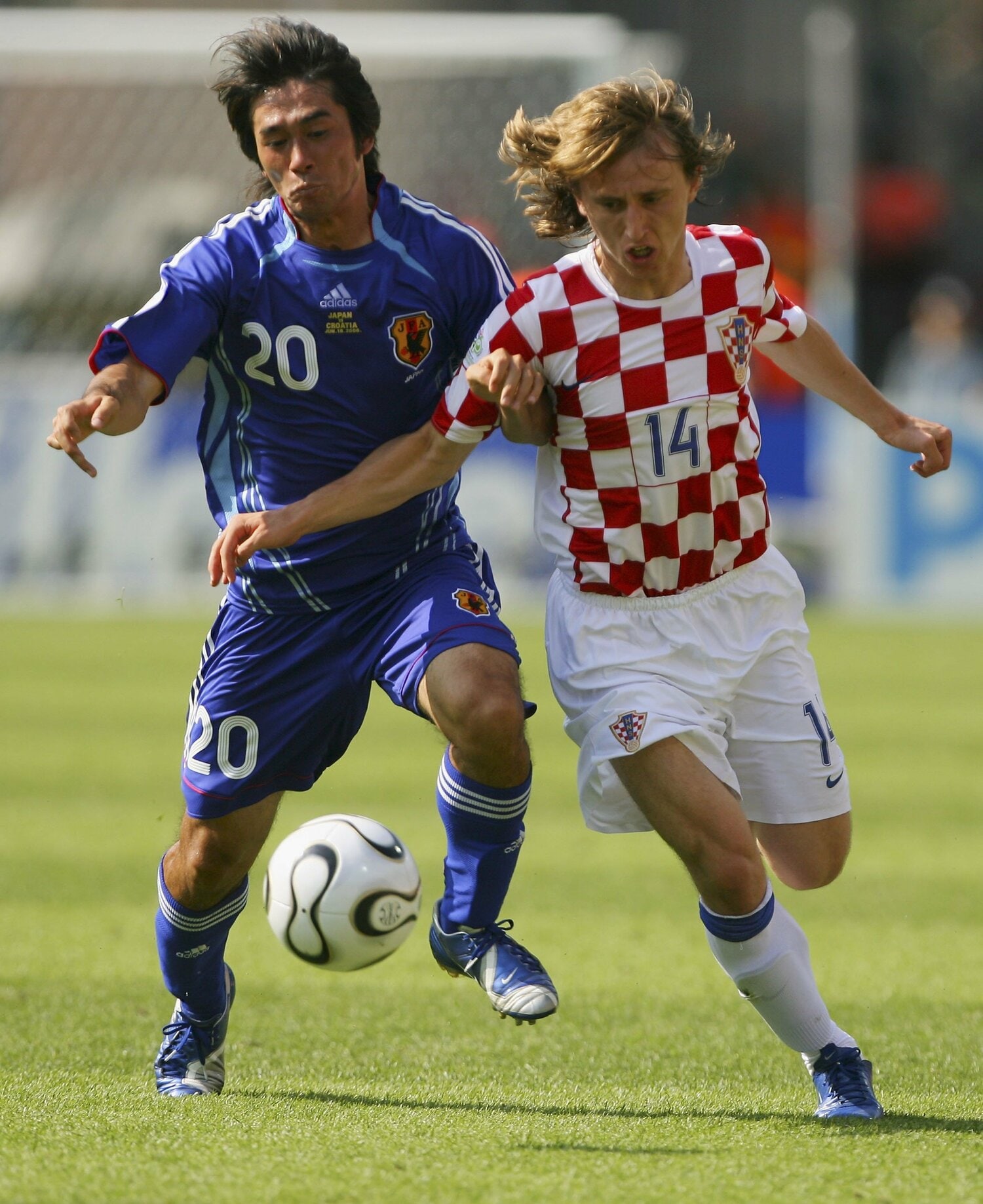 2006年ドイツW杯で玉田圭司とマッチアップするモドリッチ（当時20歳）　©Getty Images