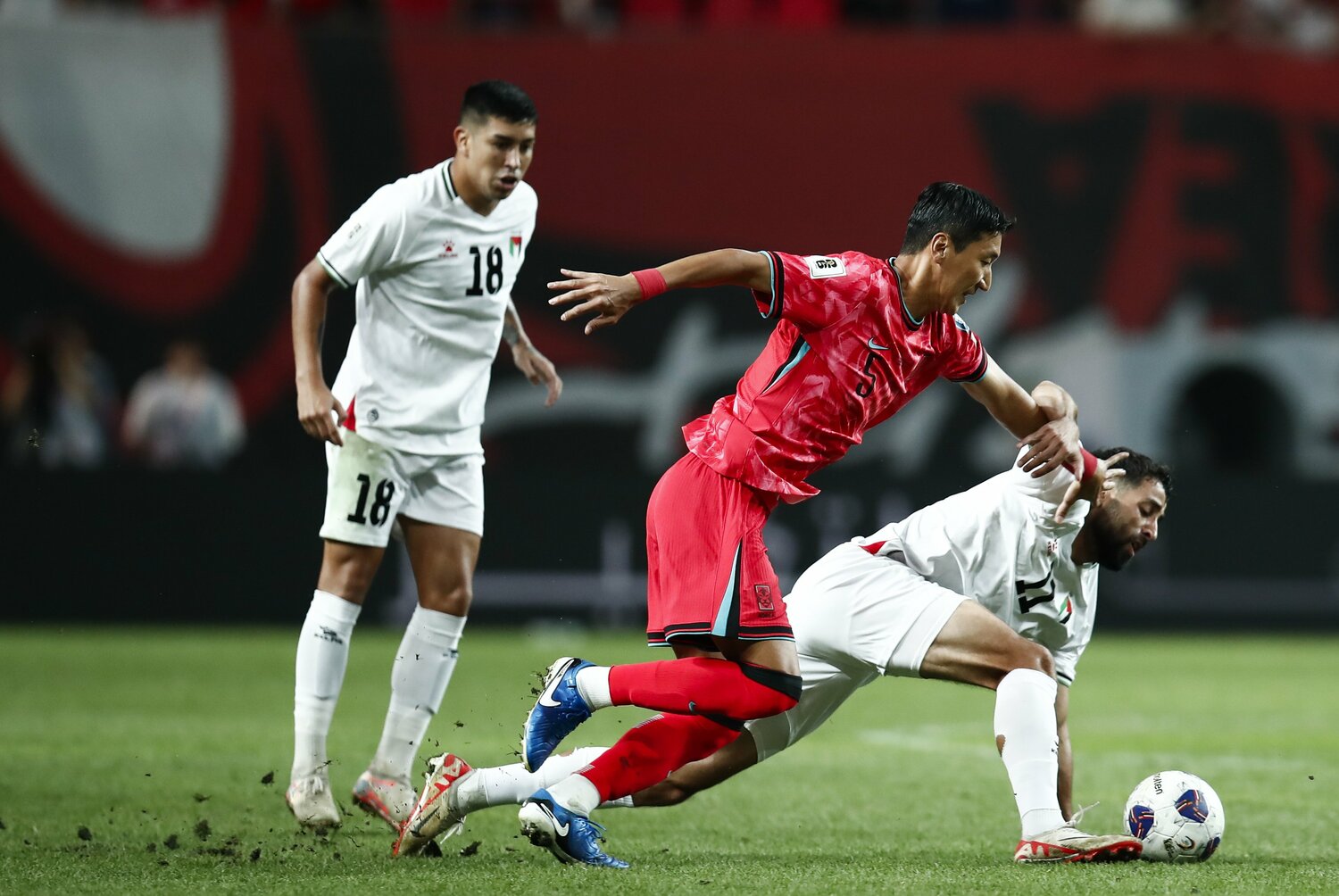 オデイ・ダバク（右）らの奮闘もあって、パレスチナは韓国相手に2引き分けの健闘を見せた　©EPA/JIJI PRESS