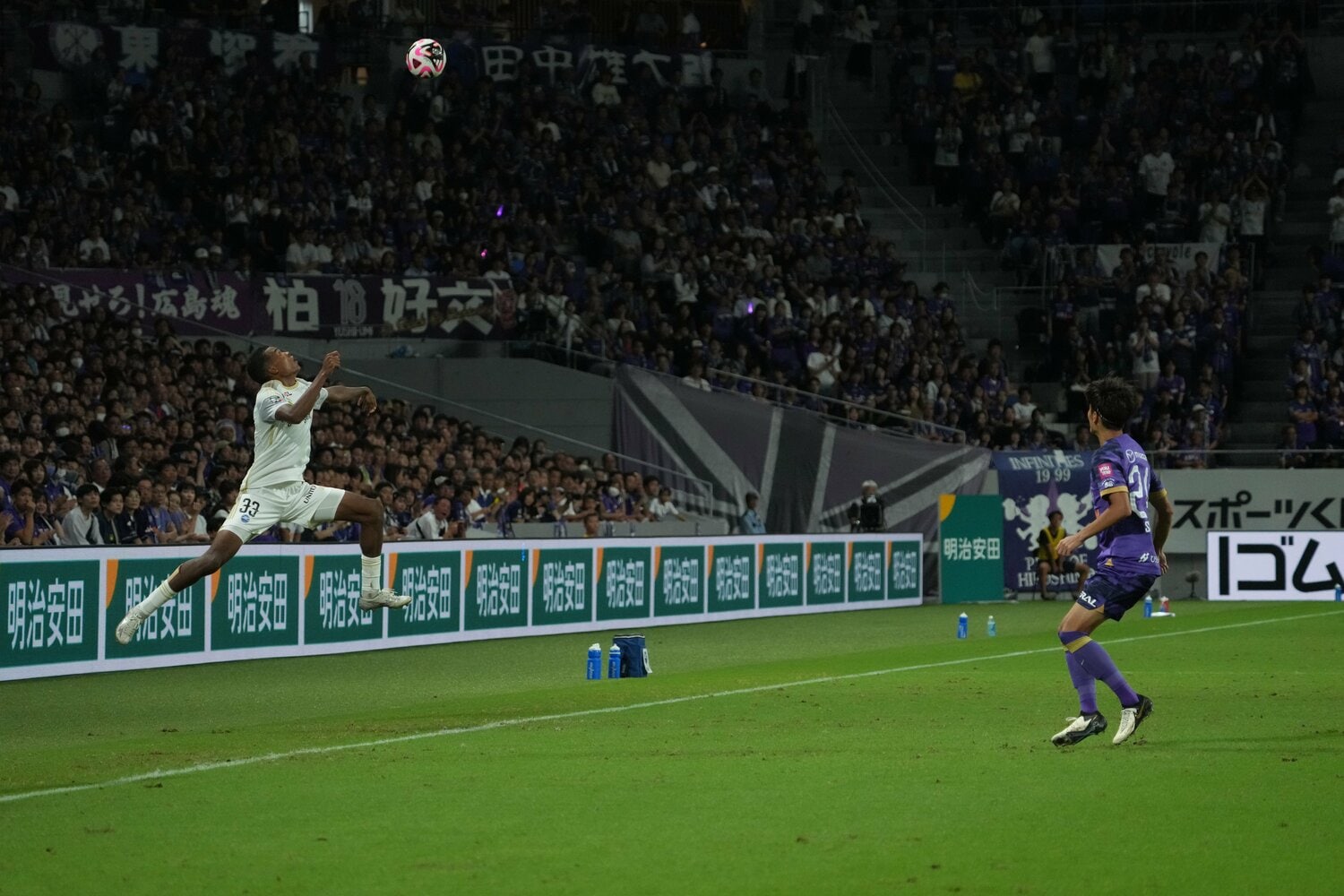 ロングフィードをヘディングで繋ぐ望月ヘンリー海輝　©Masashi Hara