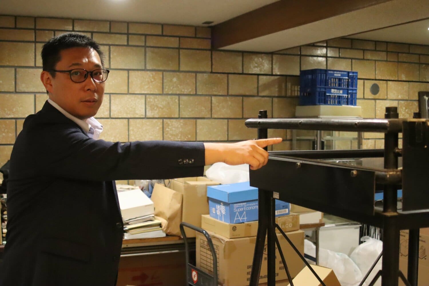 「この基準でボールの反発を測定します」と日本高野連の井本事務局長　©Kou Hiroo