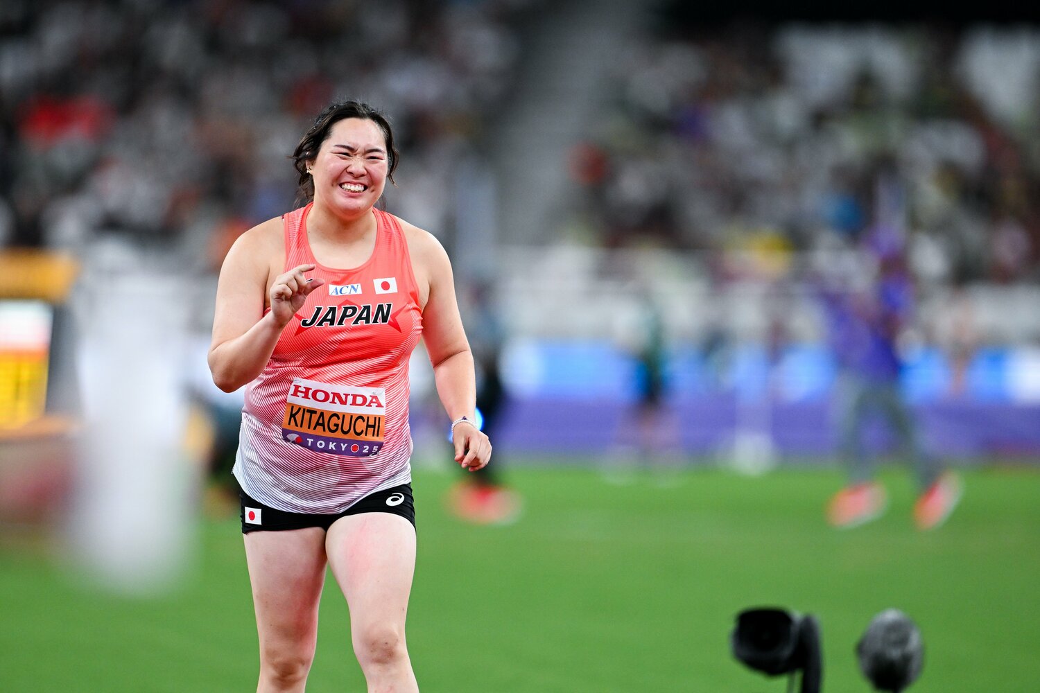 “あと少し”とジェスチャー　©Nanae Suzuki