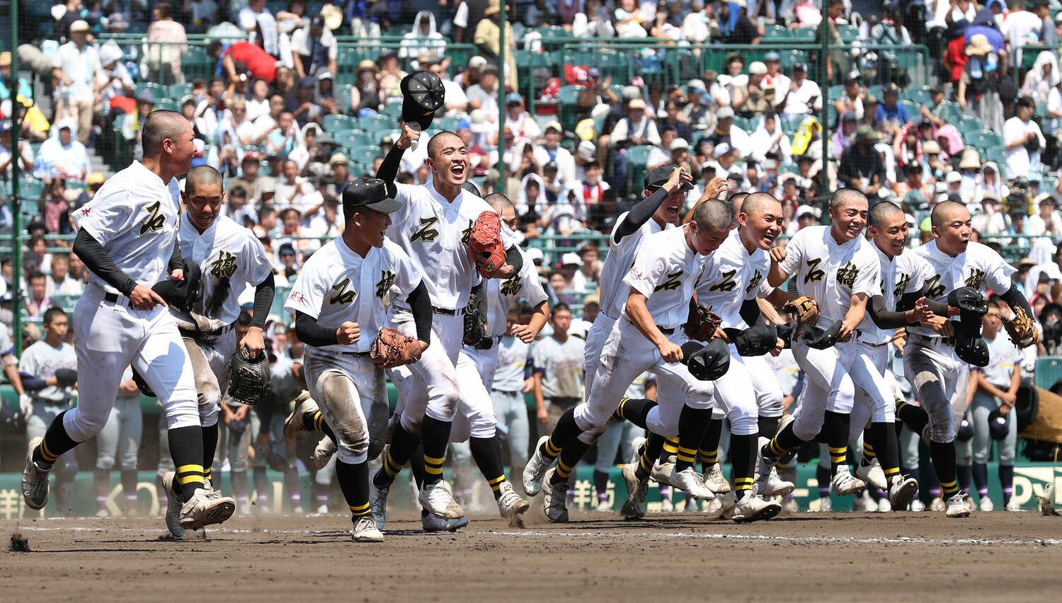 甲子園初戦に勝利し喜ぶ石橋野球部　©JIJI PRESS