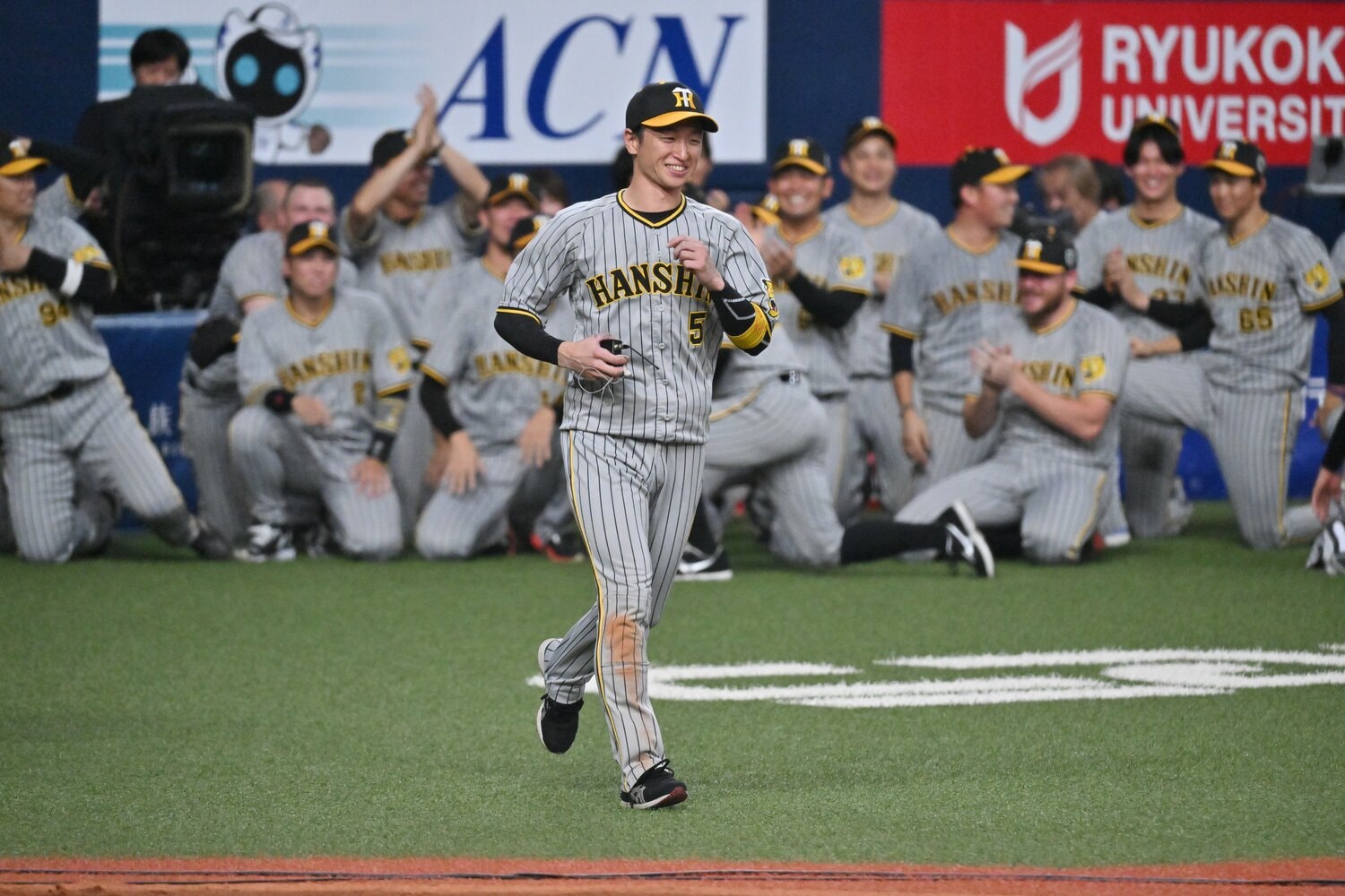 シリーズMVPが発表され、笑顔で駆け出す近本　©Hideki Sugiyama