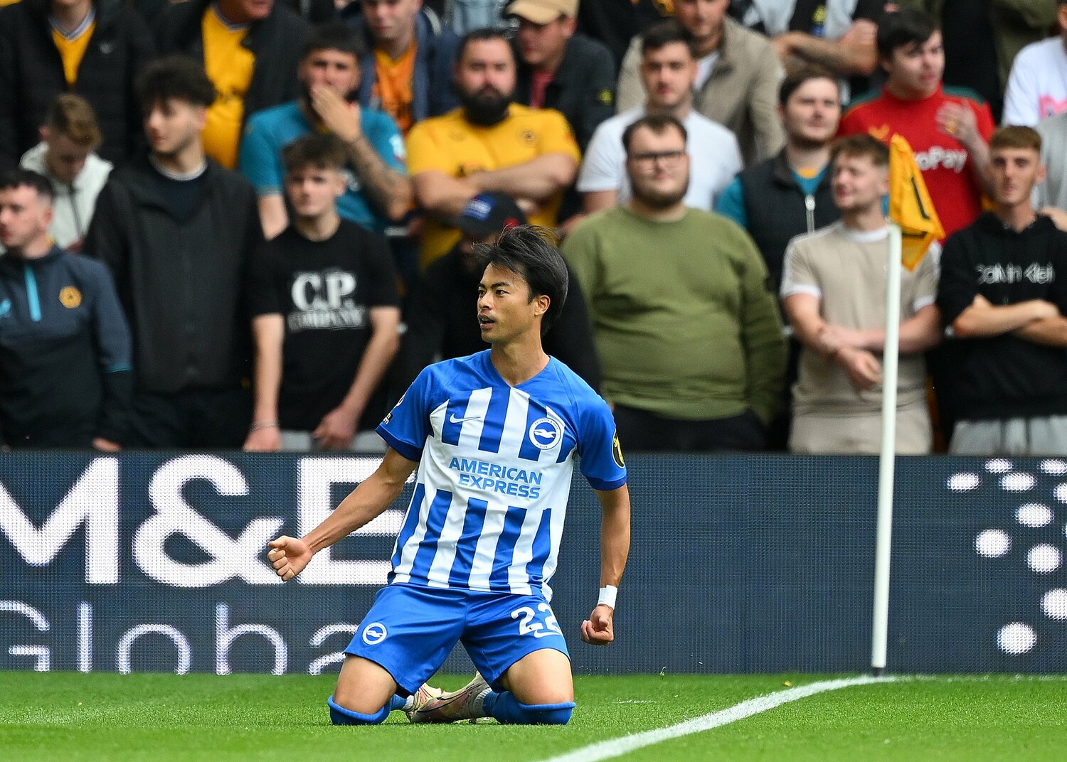 三笘薫の衝撃ゴール【4枚目／全5枚】。アウェイサポーターのもとに駆け寄り、両膝を滑らせた　©Getty Images