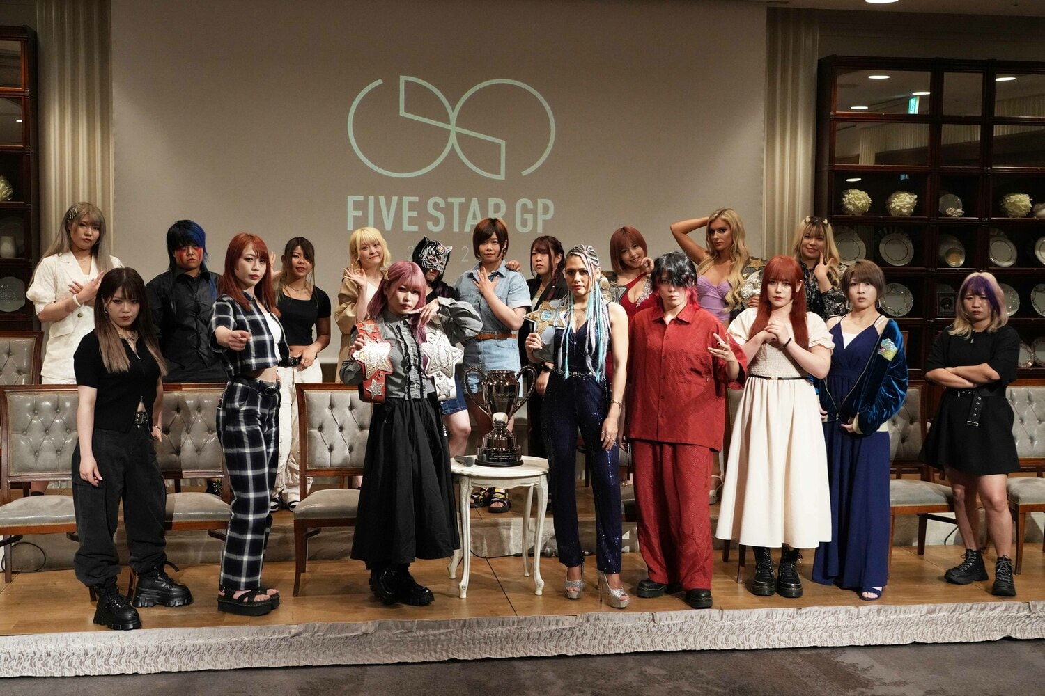 『5★STAR GP』の記者会見。壇上にずらりと並んだ出場選手たち