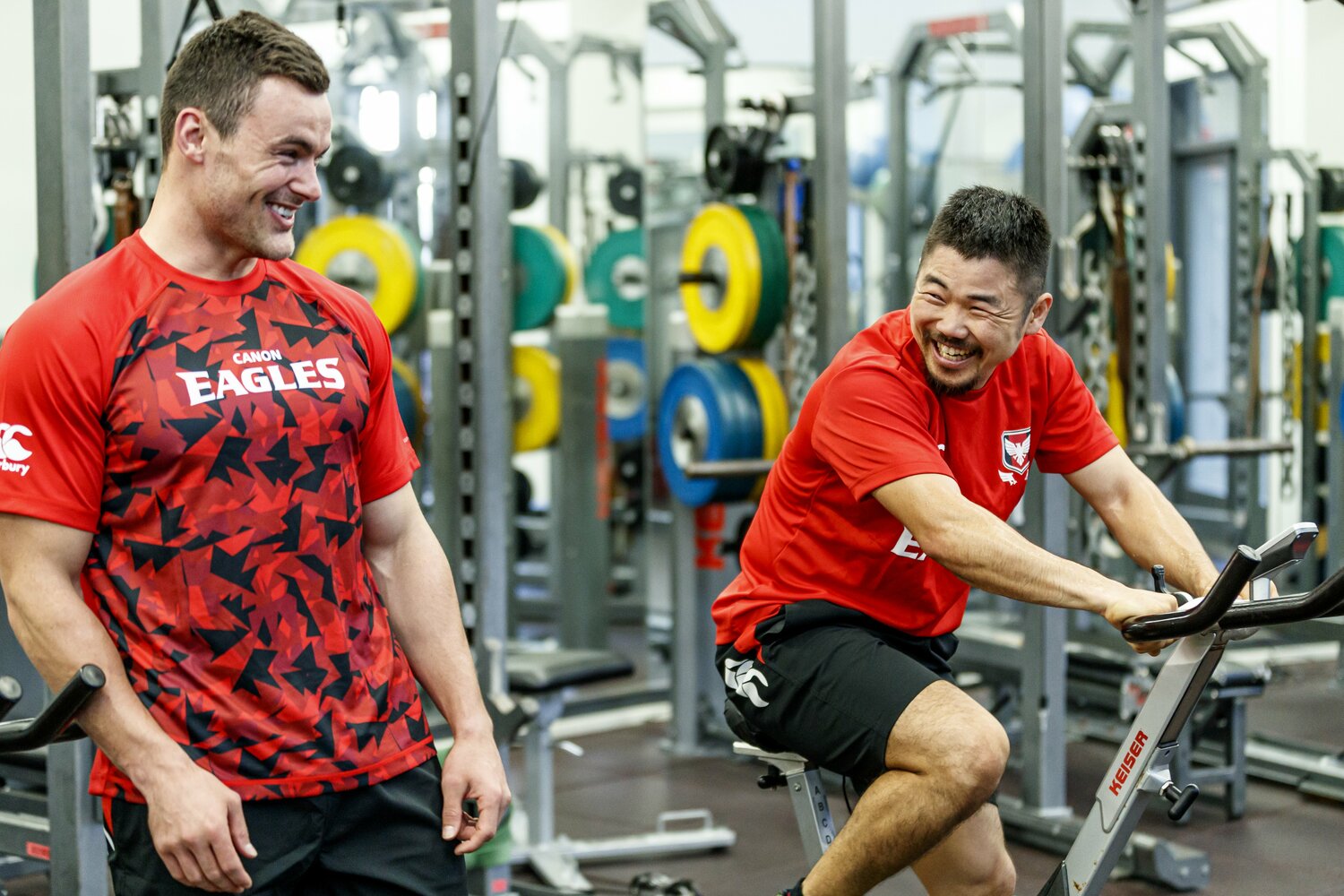 キヤノンイーグルス時代、南アフリカ代表のジェシー・クリエル（左）と談笑する田中史朗　©︎Kiichi Matsumoto