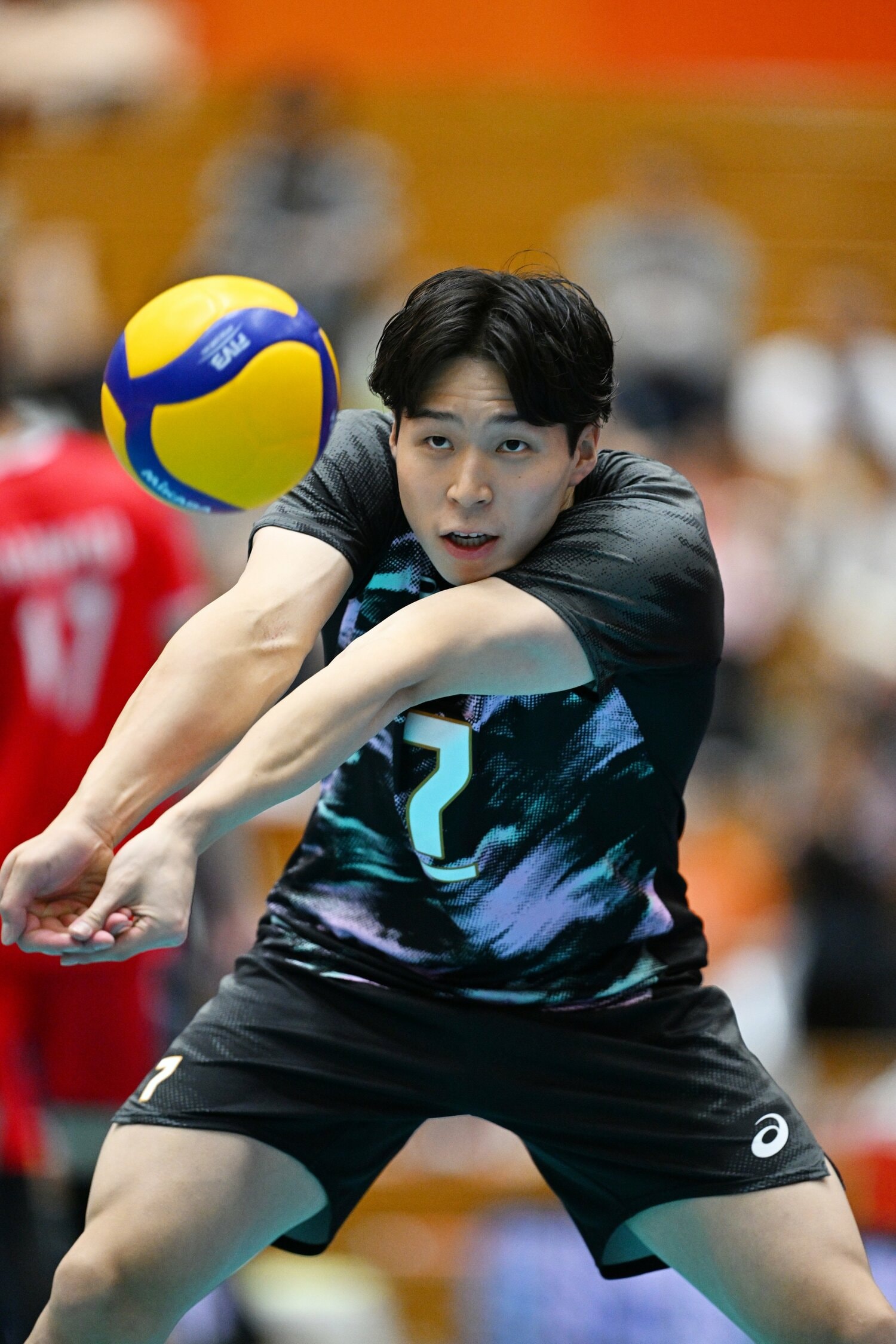 試合に向けてウォーミングアップする新井雄大　©︎MATSUO.K/AFLO SPORT