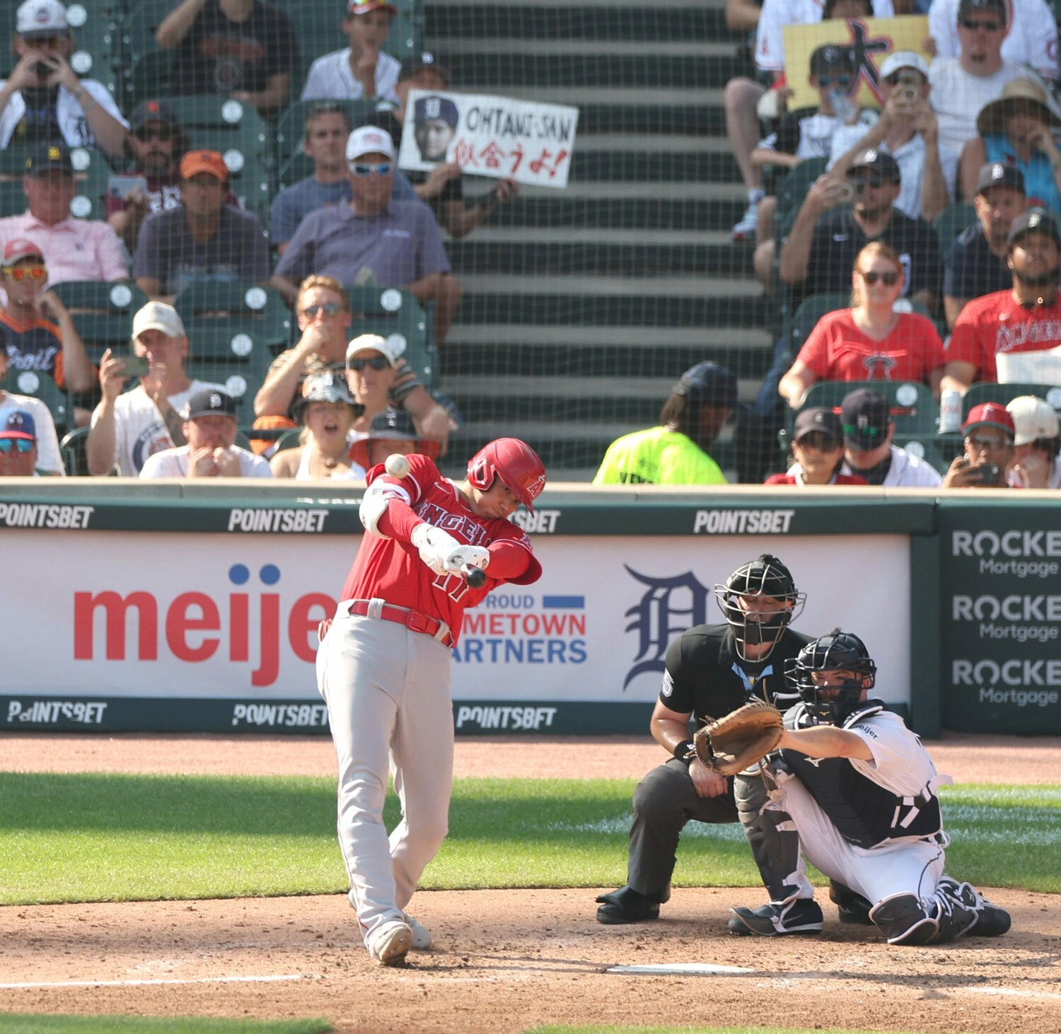 伝説のダブルヘッダー2本目のホームラン。観客席のボードを見ると……　©JIJI PRESS