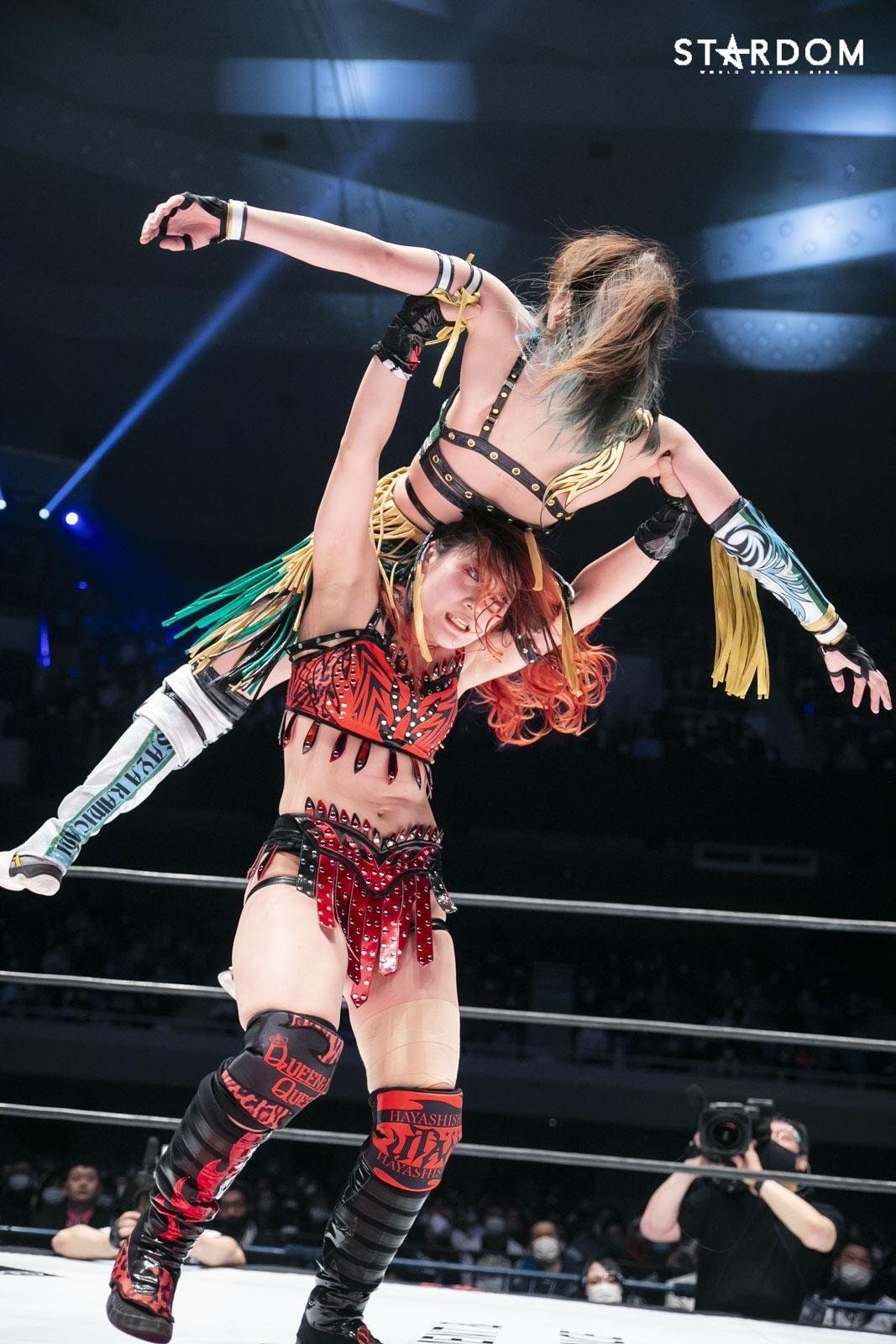 林下詩美（下）と上谷　©STARDOM