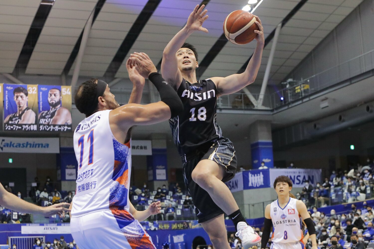 アメリカの大学などで5年間プレーし、逆輸入ルーキーとして昨季Bリーグ・大阪に加入、今季三河に移籍した角野