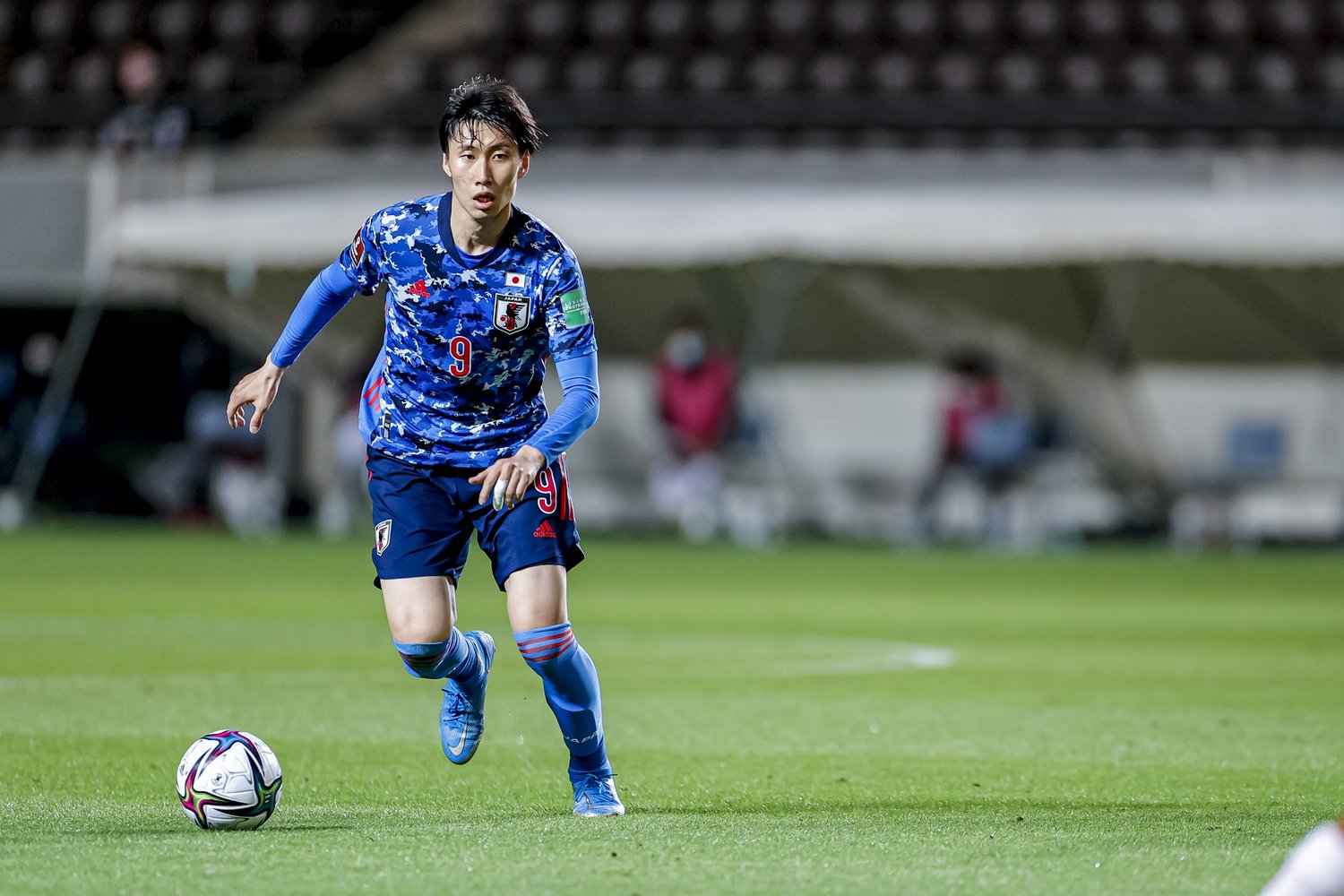 相手の守備ブロックの間で、巧みにボールを引き出していた印象の鎌田　©JMPA