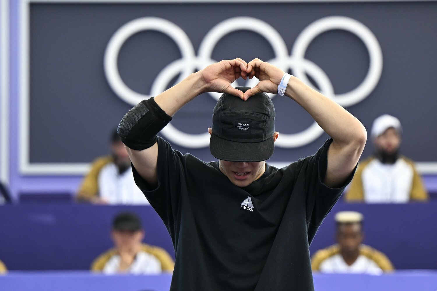 VICTORとの第2ラウンド。まず観客にハートマークを送った　©Asami Enomoto／JMPA