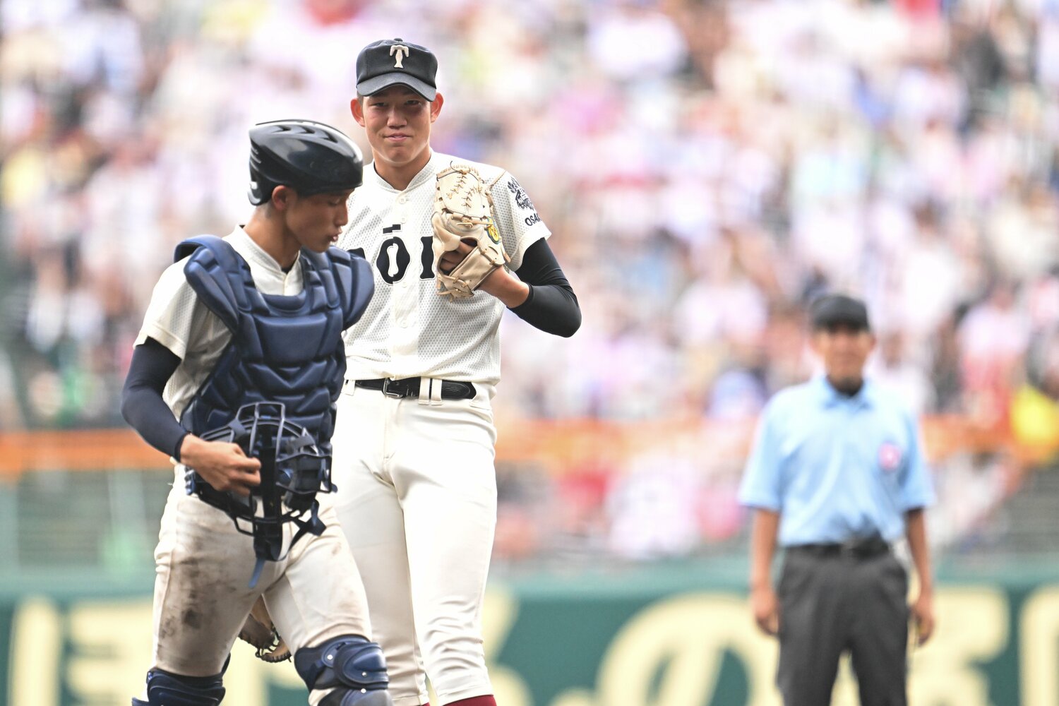 捕手の松尾（左）とエースの川原。大阪桐蔭のトリオはどの球団に指名されるのか　©Nanae Suzuki