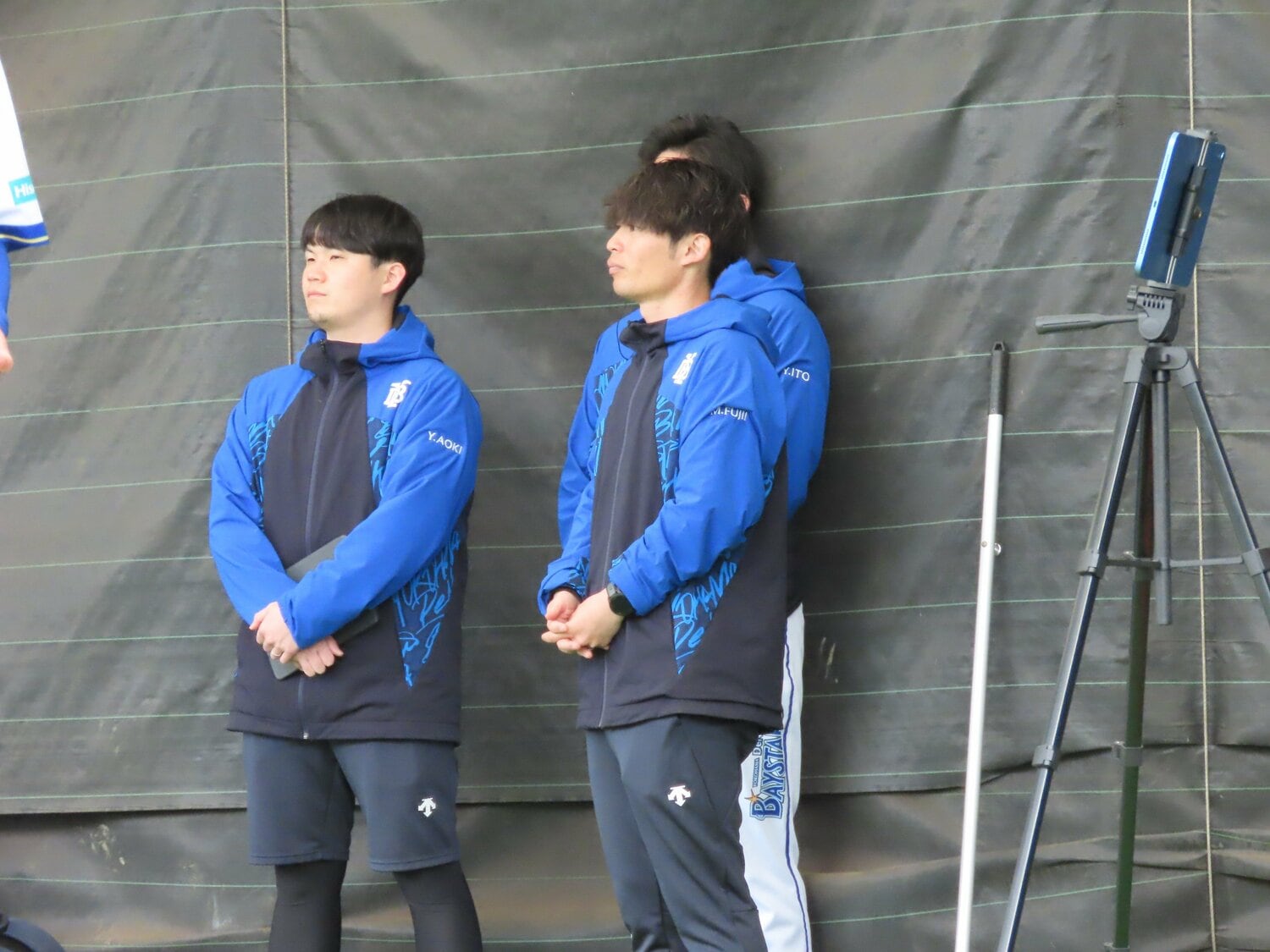 投球練習を見つめる藤井氏（右端）©Kou Hiroo
