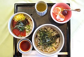 ＜昼＞　写真は姉・啓子選手のもの。マグロ丼、きしめん、果物。宣子選手は冷やし天ぷらそばを。
