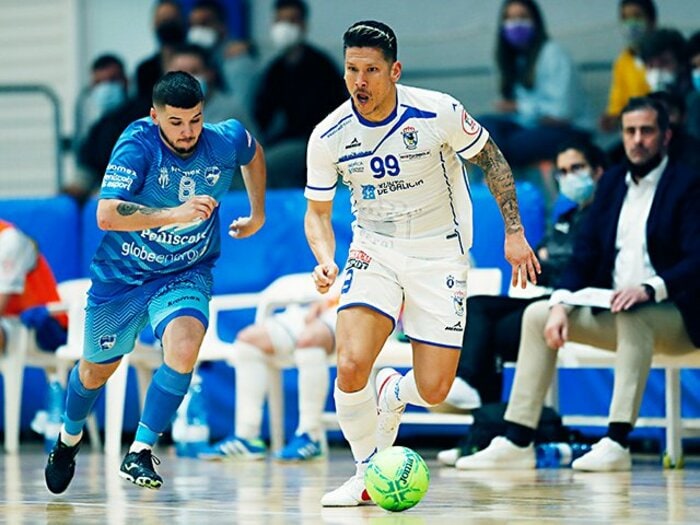 37歳直前の“戦力外通告”に引退がよぎったが… 42歳森岡薫が給与未払い5カ月でもフットサルW杯に執念を燃やす理由＜Number Web＞ photograph by Daisuke Nakashima