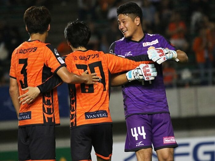 J2山口の第2GKがフロンターレに。下剋上を狙う藤嶋栄介の愛され力。＜Number Web＞ photograph by Takahito Ando