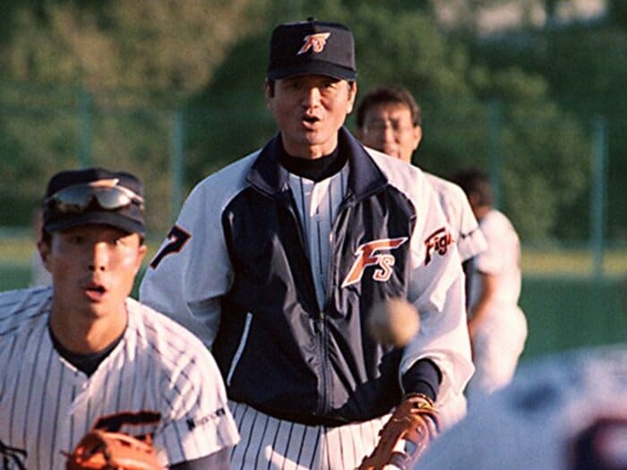 小笠原道大らファイターズ戦士たちに刻まれる大島康徳の姿…敗色濃厚でも汗びっしょりで代打の準備「とにかく熱い人だったから」<Number Web> photograph by KYODO
