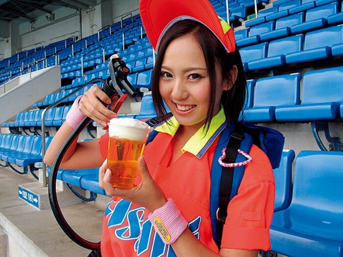 今井さやか（売り子）～スポーツの現場で働く“プロ”に直撃！～＜Number Web＞ photograph by photographs by Satoshi Ashibe