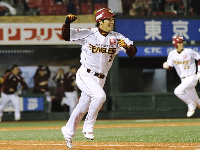 渡辺直人、涙のトレードから8年後。引退ではなく楽天復帰で「恩返し」。 - プロ野球 - Number Web - ナンバー