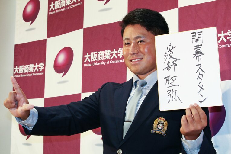 昨年、ドラフト2位指名された渡部聖弥（大商大）。ルーキーながら打率.350超えと活躍している　©JIJI PRESS