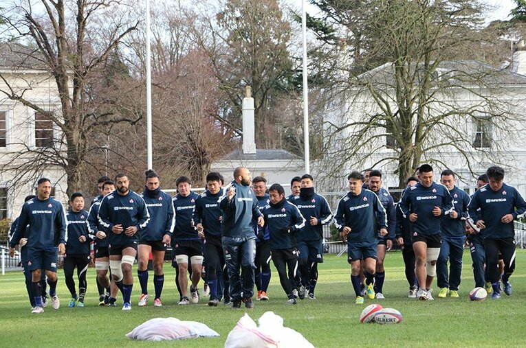 名門チェルトナム・カレッジ（1841年創立）のグラウンドで練習していた日本代表の面々だが……地面が斜めだった!? ／ photograph by Nobuhiko Otomo