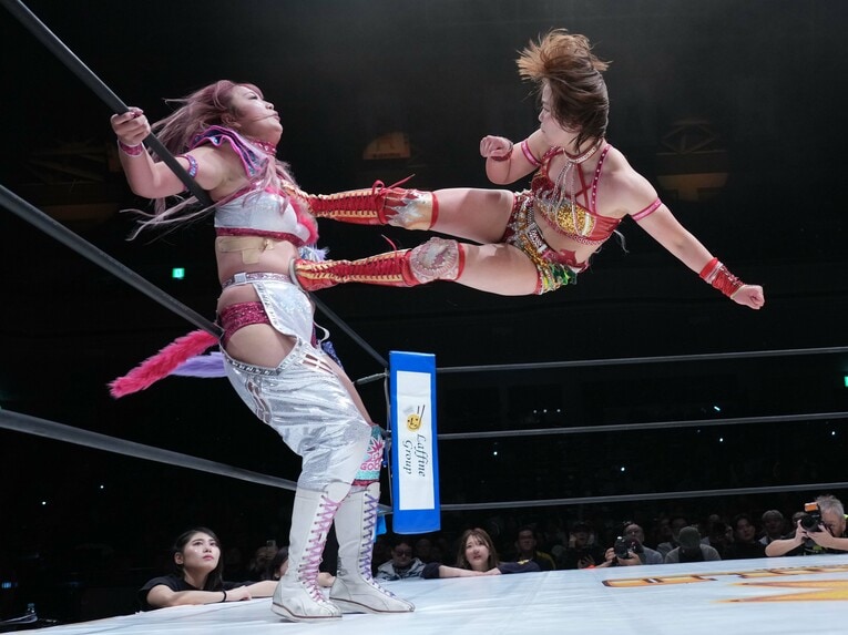 後藤智香にドロップキックを放つSareee　©Essei Hara