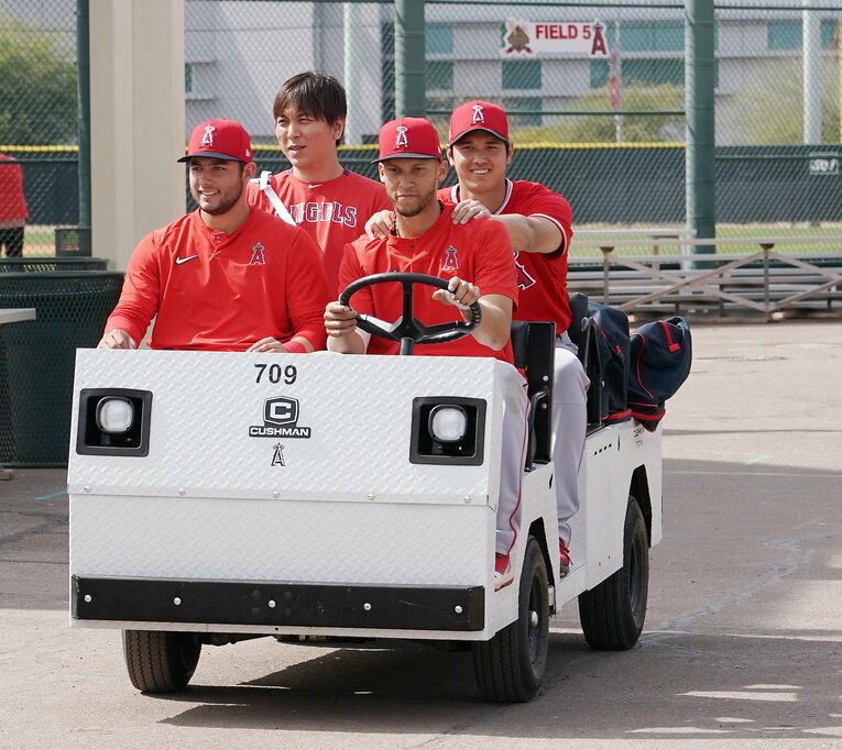 エンゼルスの同僚と楽しそうな大谷と水原通訳　©AFLO